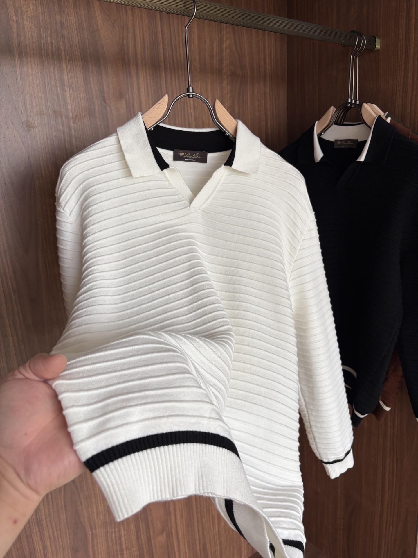 耗时王”菱形提花设计甄选超细优质纱线翻领短袖男士典藏款「耗时王」长袖针织奢雅工艺，触肤即高阶。• 匠心底