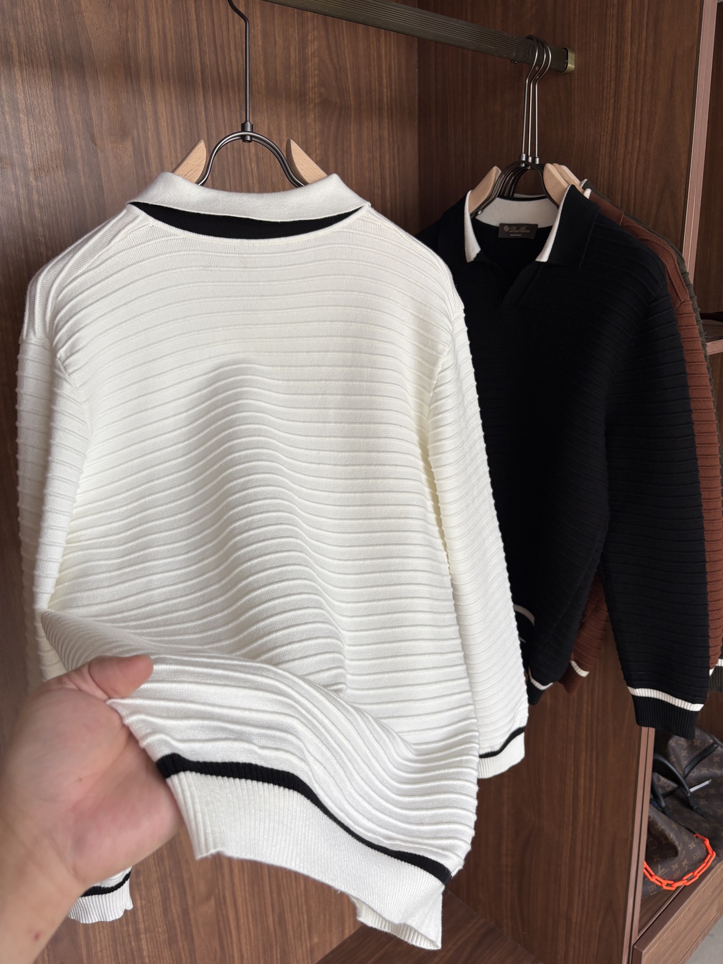 耗时王”菱形提花设计甄选超细优质纱线翻领短袖男士典藏款「耗时王」长袖针织奢雅工艺，触肤即高阶。• 匠心底