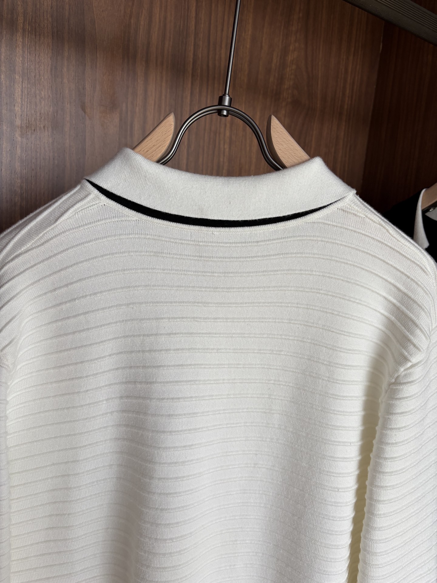 耗时王”菱形提花设计甄选超细优质纱线翻领短袖男士典藏款「耗时王」长袖针织奢雅工艺，触肤即高阶。• 匠心底