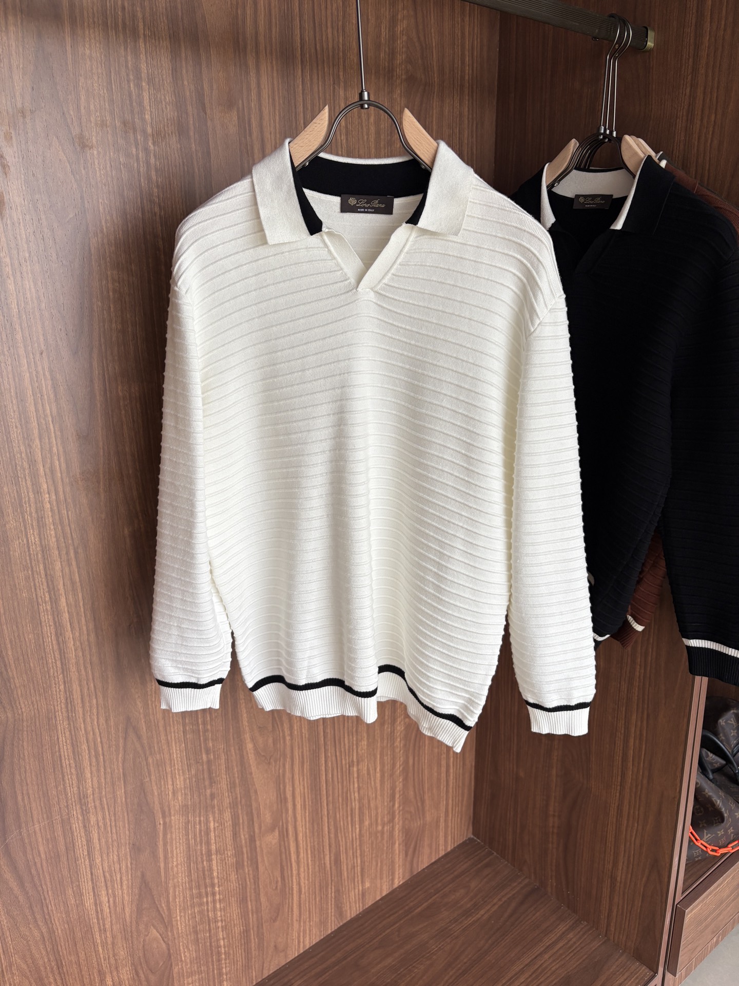 耗时王”菱形提花设计甄选超细优质纱线翻领短袖男士典藏款「耗时王」长袖针织奢雅工艺，触肤即高阶。• 匠心底