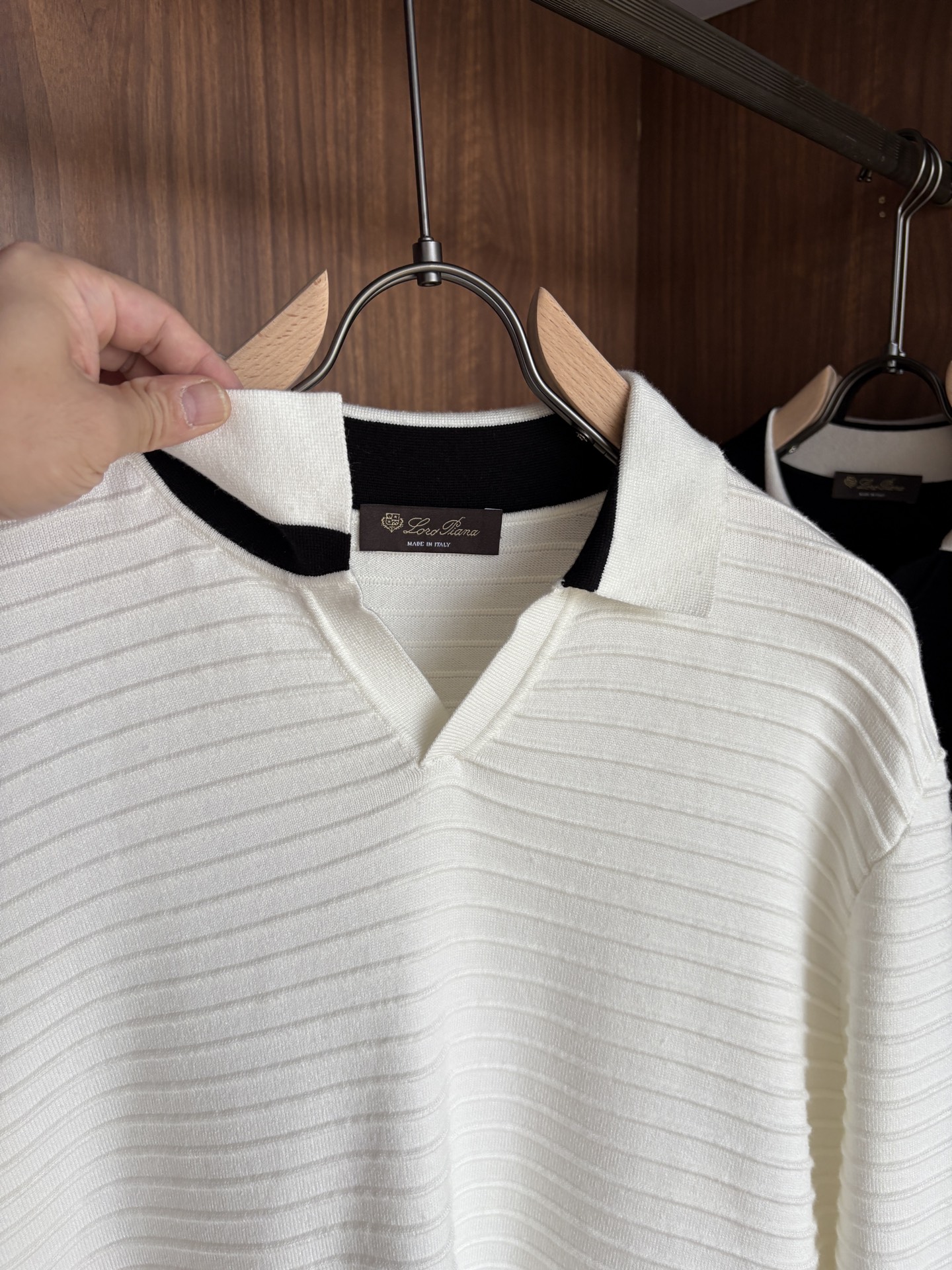 耗时王”菱形提花设计甄选超细优质纱线翻领短袖男士典藏款「耗时王」长袖针织奢雅工艺，触肤即高阶。• 匠心底