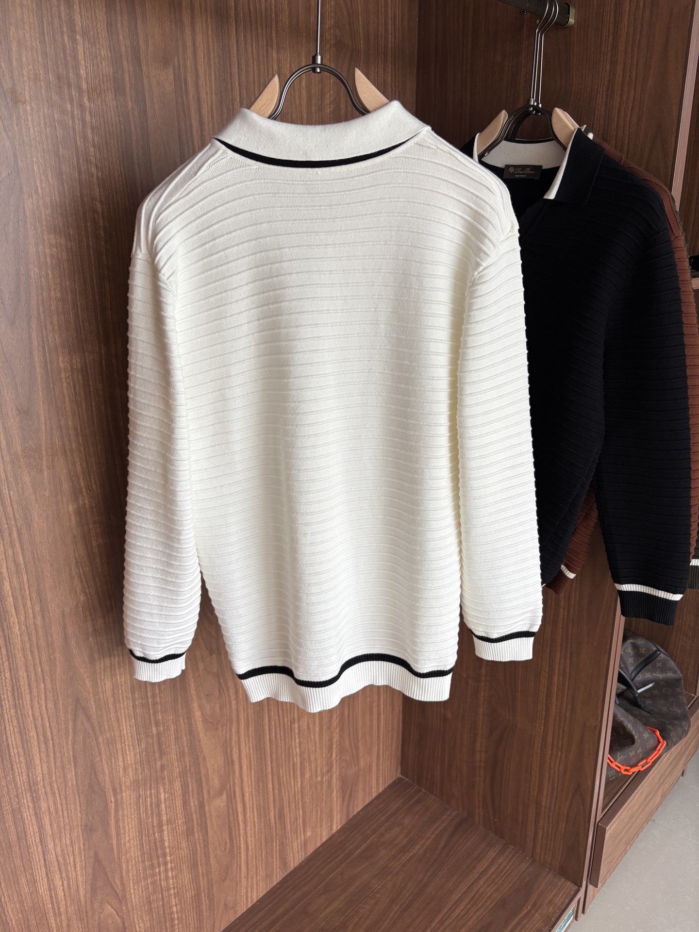 耗时王”菱形提花设计甄选超细优质纱线翻领短袖男士典藏款「耗时王」长袖针织奢雅工艺，触肤即高阶。• 匠心底