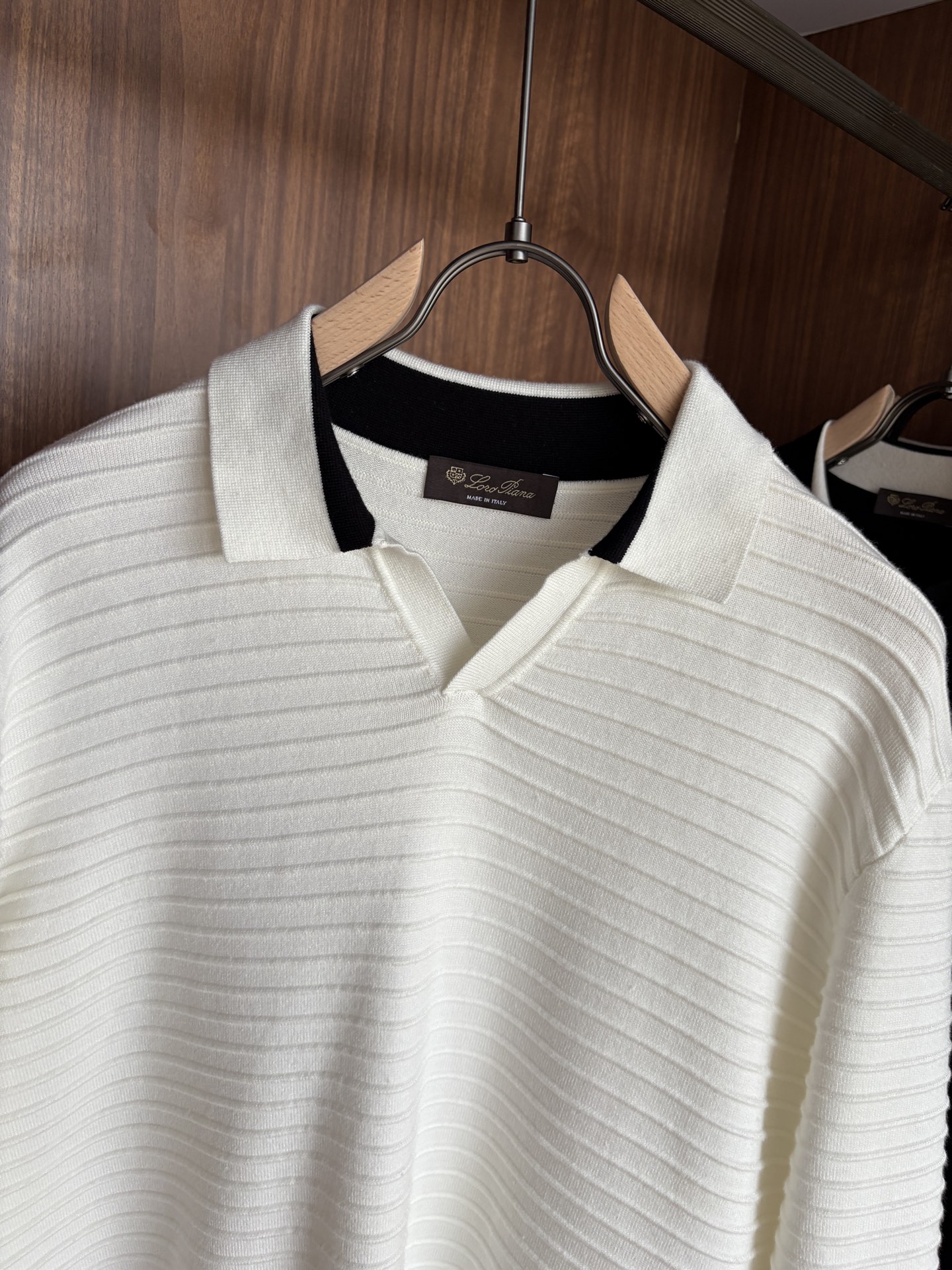 耗时王”菱形提花设计甄选超细优质纱线翻领短袖男士典藏款「耗时王」长袖针织奢雅工艺，触肤即高阶。• 匠心底