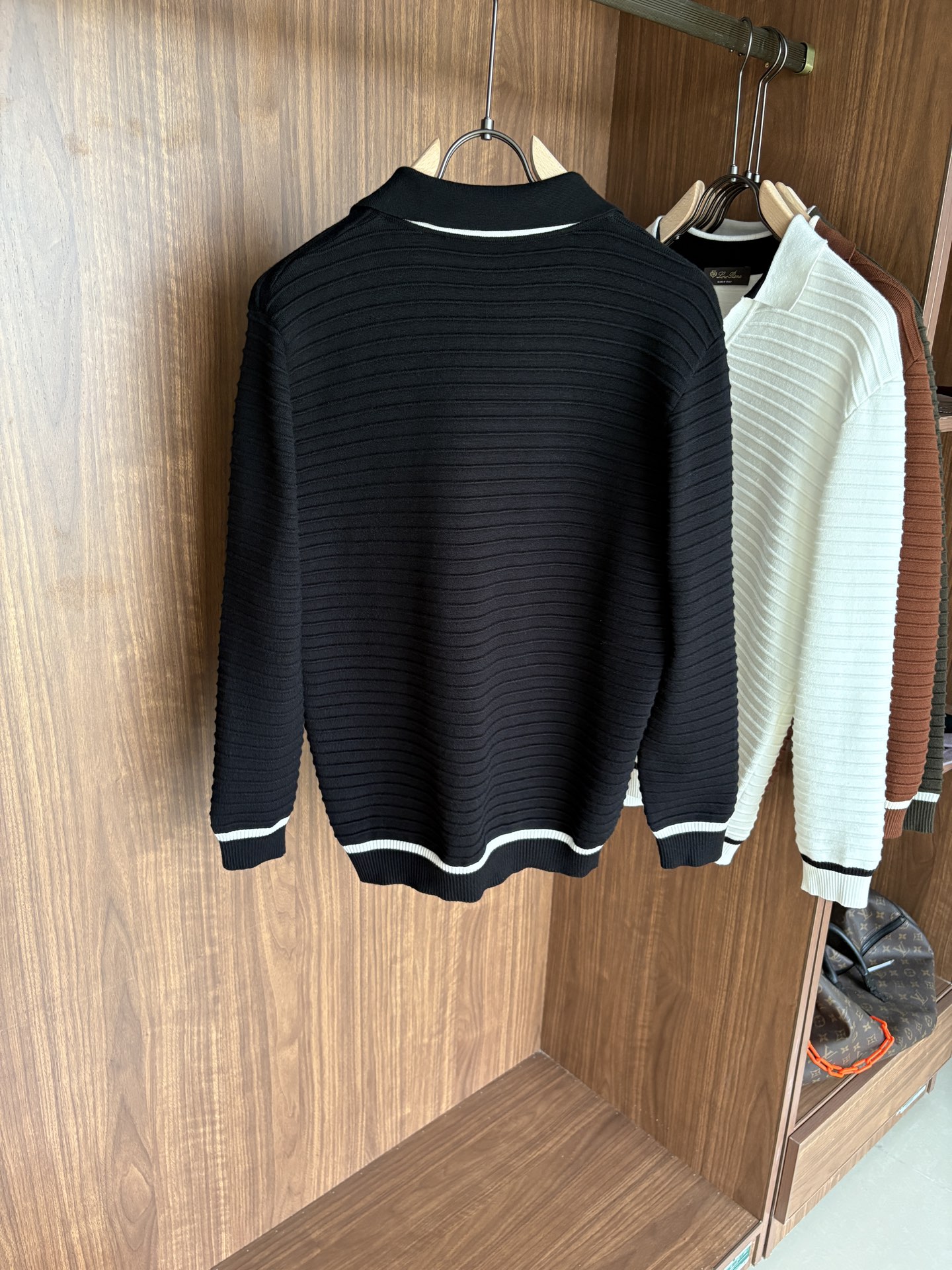 耗时王”菱形提花设计甄选超细优质纱线翻领短袖男士典藏款「耗时王」长袖针织奢雅工艺，触肤即高阶。• 匠心底