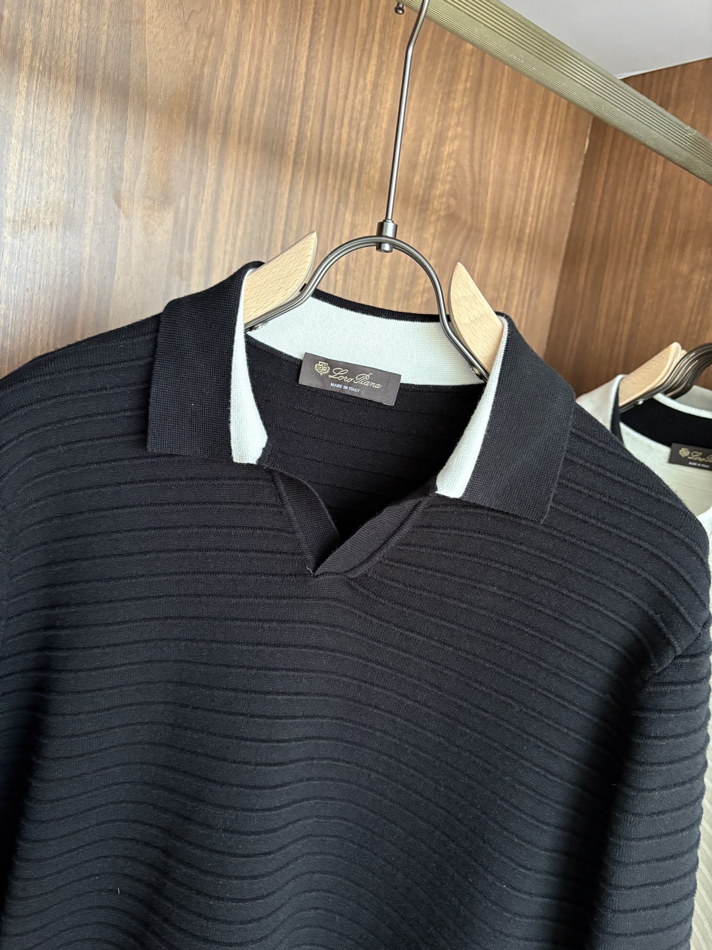 耗时王”菱形提花设计甄选超细优质纱线翻领短袖男士典藏款「耗时王」长袖针织奢雅工艺，触肤即高阶。• 匠心底