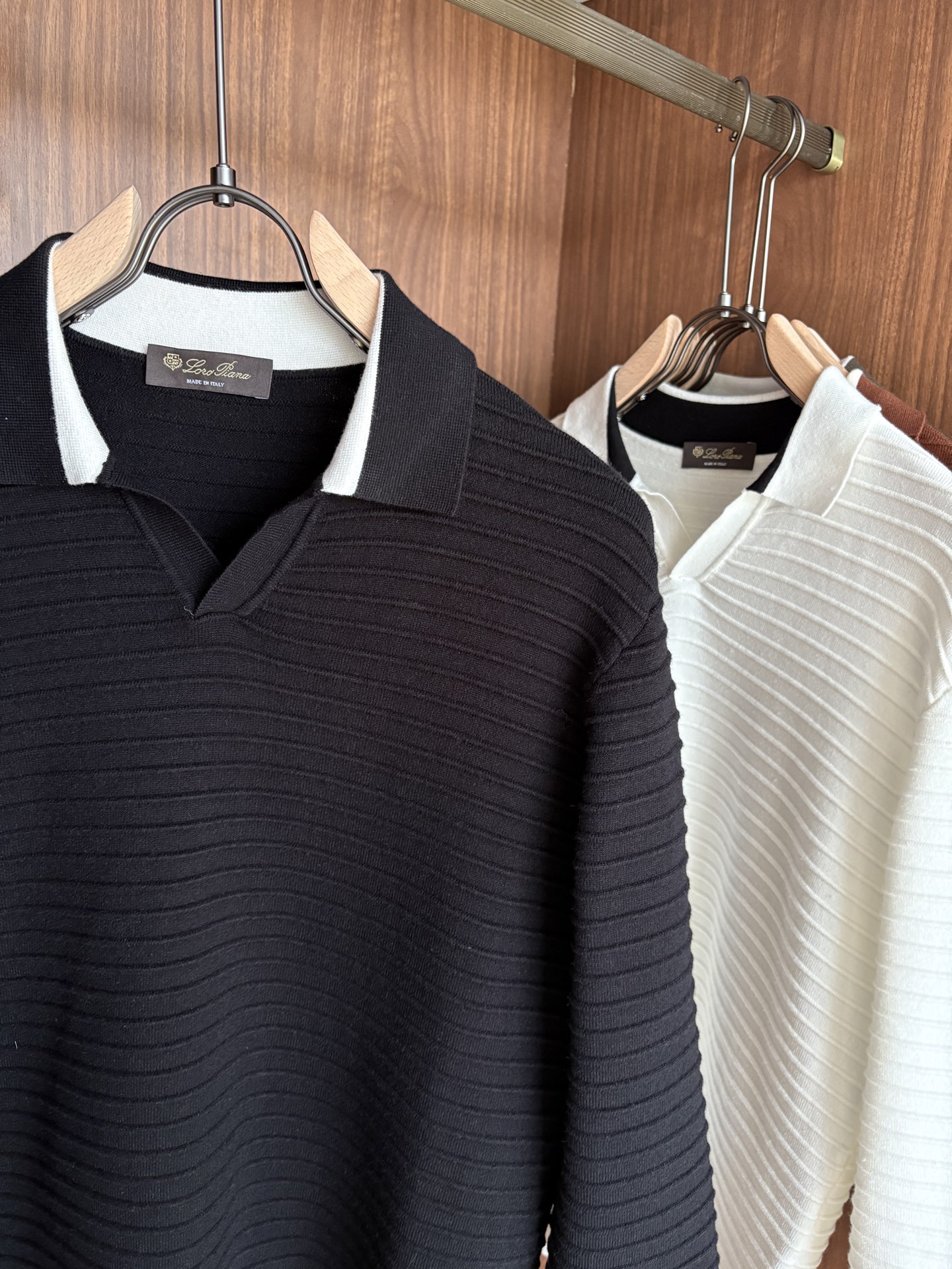 耗时王”菱形提花设计甄选超细优质纱线翻领短袖男士典藏款「耗时王」长袖针织奢雅工艺，触肤即高阶。• 匠心底