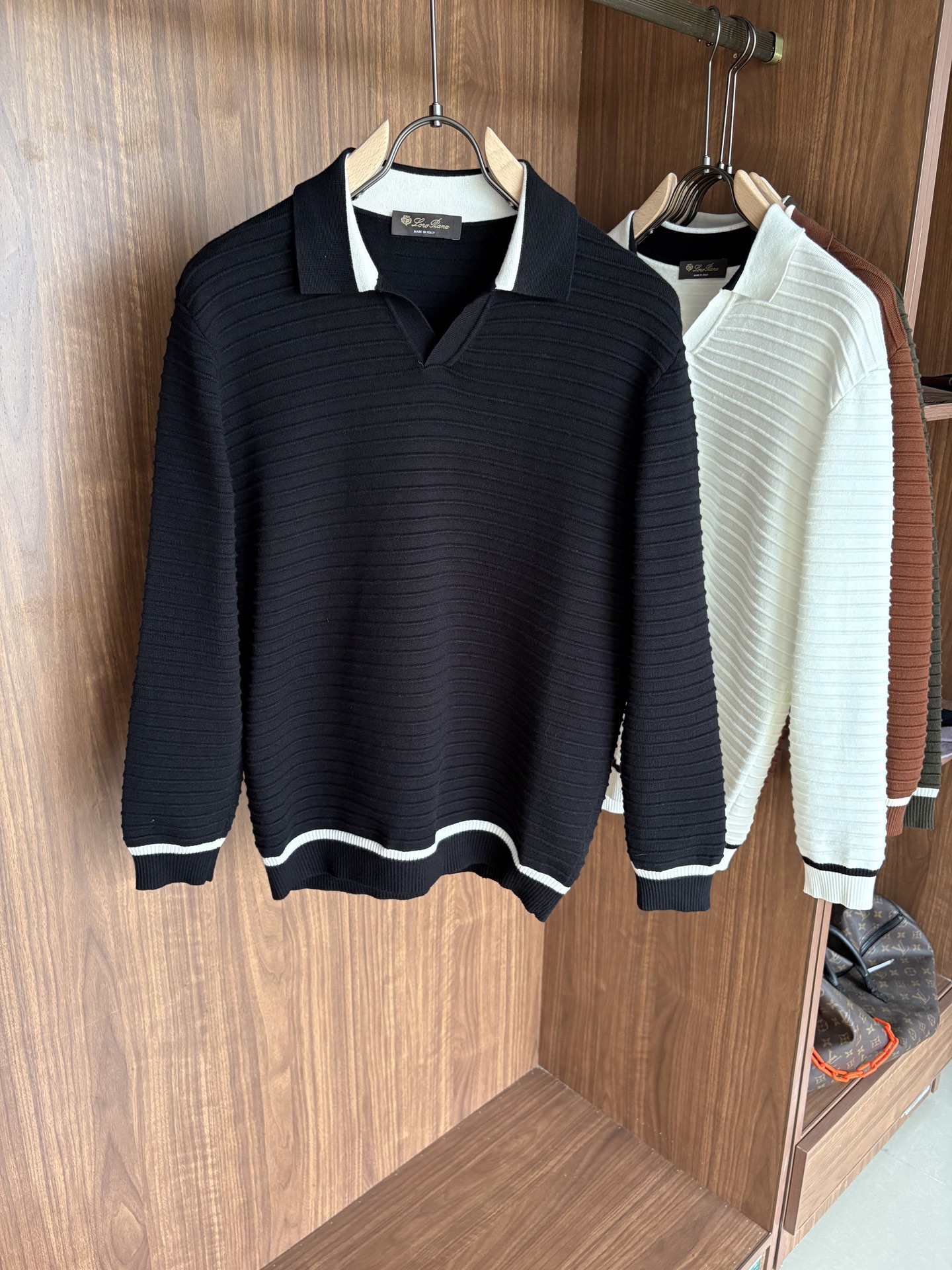 NO:513205,Time-consuming King' diamond jacquard design selects ultra-fine high-quality yarn lapel short-sleeved men's collection 'Time-consuming King' long-sleeved knitting and elegant craftsmanship, which touches the skin with high-end style. The ingenuity of diamond-shaped hollow jacquard is carved with three-dimensional diamond jacquard that takes months to carve, and the architectural aesthetic texture is weaving between warp and weft. The light and shadow penetrate through, and the gestures show low-key luxury. Classic lattice lapel long-sleeved design Simple lapel outlines neat lines, short-sleeved cut is suitable for multiple scenes - the layered suits during business meetings show elegance, casual wear reveals gentleman's taste, and the collection style never fades. The ultimate quality testimony of details Precision turning ensures that the seams are flat, the bone position is reinforced and durable and does not deform; the neckline threads have been washed and tested, and they are still as crisp as new as they wear for a long time, and every detail is a testimony of 'time-consuming'.  Code number M-3XL, T-shirt, business suit, alexander wang19860909耗时王”菱形提花设计甄选超细优质纱线翻领短袖男士典藏款「耗时王」长袖针织奢雅工艺,触肤即高阶. 匠心底蕴菱形镂空提花 耗时数月雕琢的立体菱形提花,经纬间织就建筑美学肌理,光影穿透时显隐交错,举手投足尽展低调奢华. 经典型格翻领长袖设计 简约翻领勾勒利落线条,短袖剪裁适配多场景——商务会晤时叠搭西装显儒雅,休闲时光单穿流露绅士品味,典藏款型永不褪色. 细节至臻品质见证 精密车工确保接缝平整,骨位加固耐穿不变形；领口螺纹经水洗测试,久穿仍挺括如新,每一处细节皆为「耗时」证言. 码数M-3XL,,T-shirt,business suit,alexander wang,Men's clothing