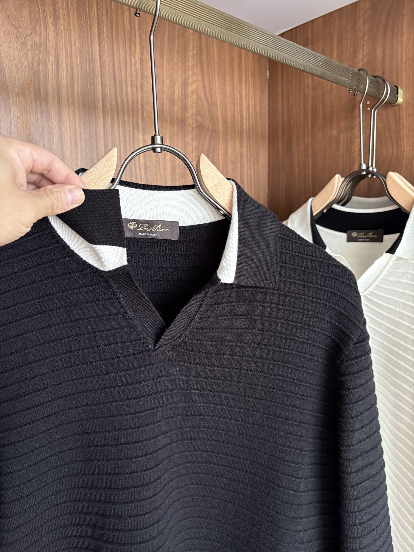 耗时王”菱形提花设计甄选超细优质纱线翻领短袖男士典藏款「耗时王」长袖针织奢雅工艺，触肤即高阶。• 匠心底