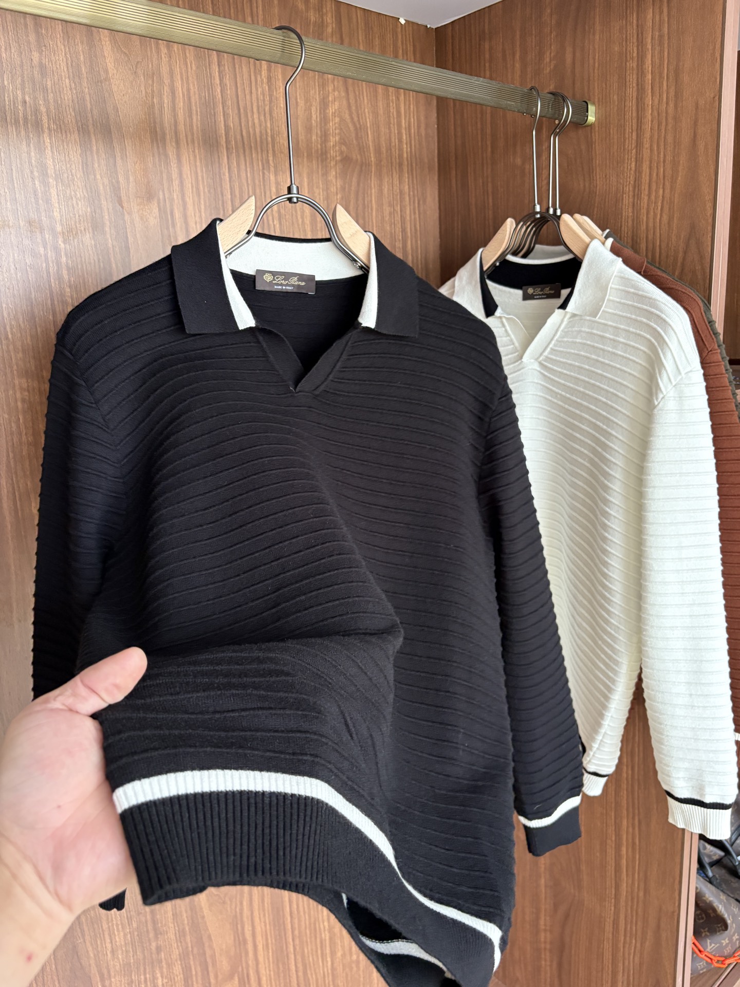 耗时王”菱形提花设计甄选超细优质纱线翻领短袖男士典藏款「耗时王」长袖针织奢雅工艺，触肤即高阶。• 匠心底