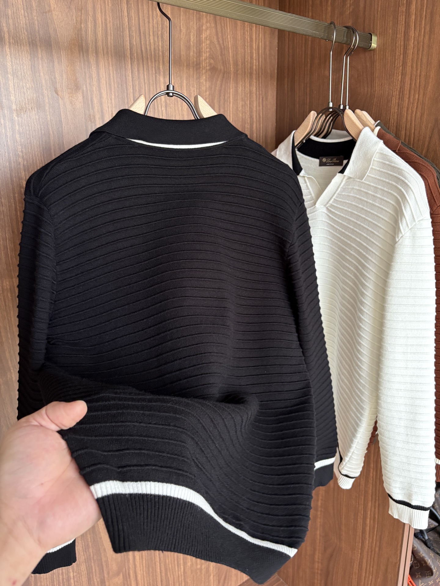 耗时王”菱形提花设计甄选超细优质纱线翻领短袖男士典藏款「耗时王」长袖针织奢雅工艺，触肤即高阶。• 匠心底