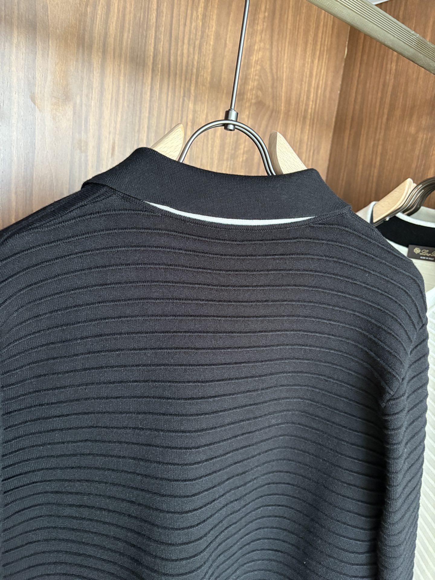 耗时王”菱形提花设计甄选超细优质纱线翻领短袖男士典藏款「耗时王」长袖针织奢雅工艺，触肤即高阶。• 匠心底