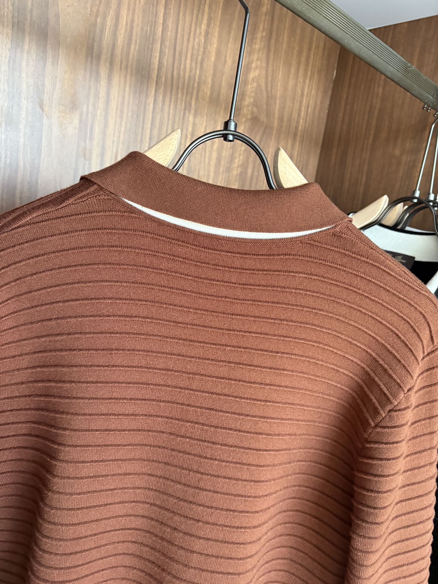 耗时王”菱形提花设计甄选超细优质纱线翻领短袖男士典藏款「耗时王」长袖针织奢雅工艺，触肤即高阶。• 匠心底