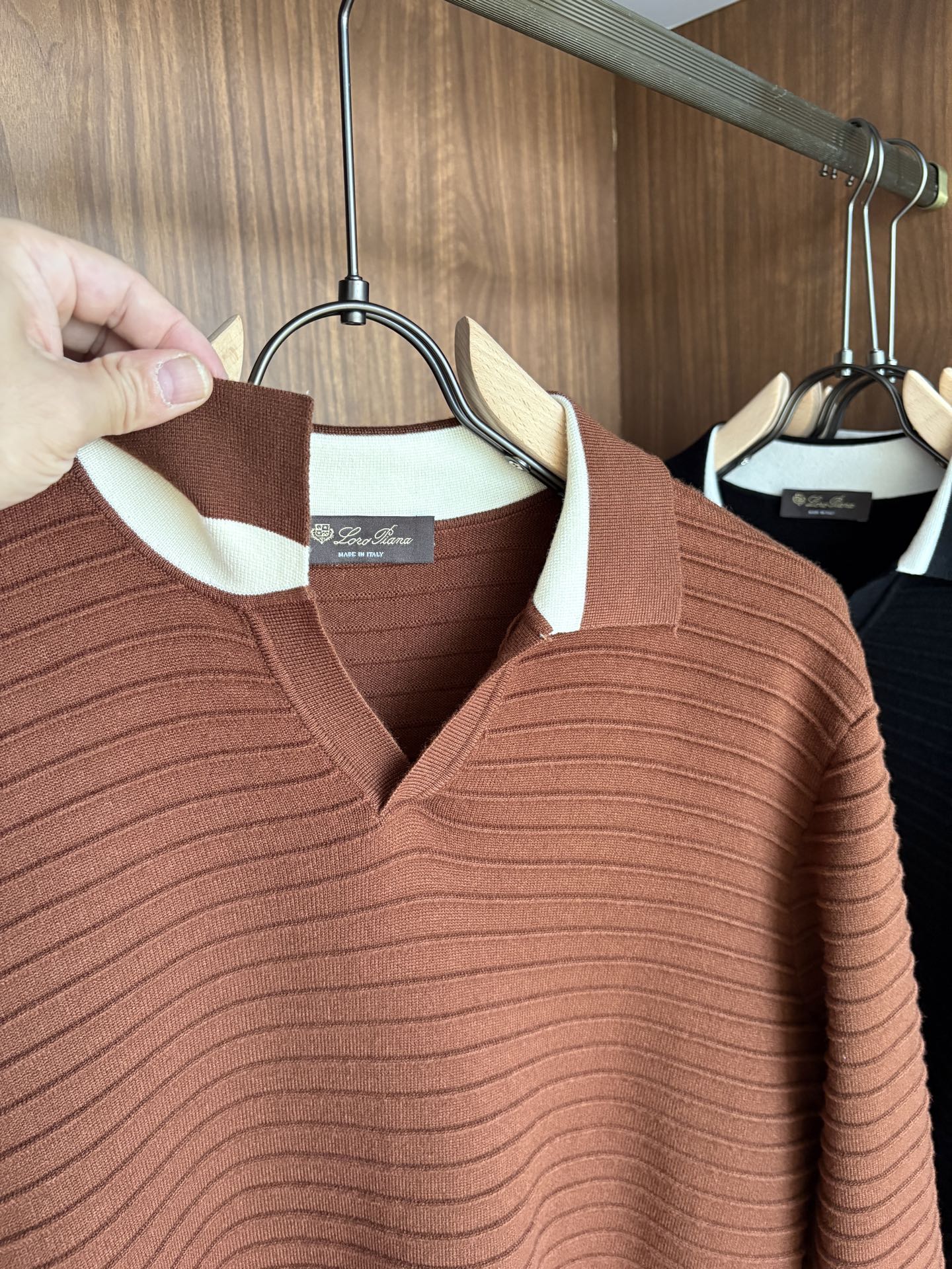 耗时王”菱形提花设计甄选超细优质纱线翻领短袖男士典藏款「耗时王」长袖针织奢雅工艺，触肤即高阶。• 匠心底