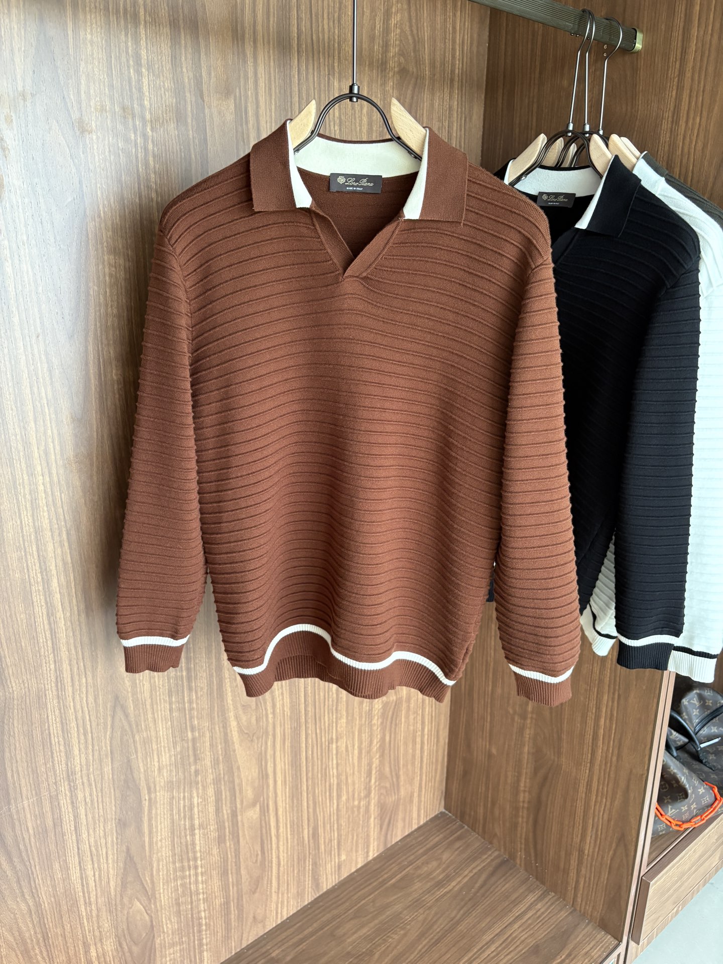 耗时王”菱形提花设计甄选超细优质纱线翻领短袖男士典藏款「耗时王」长袖针织奢雅工艺，触肤即高阶。• 匠心底