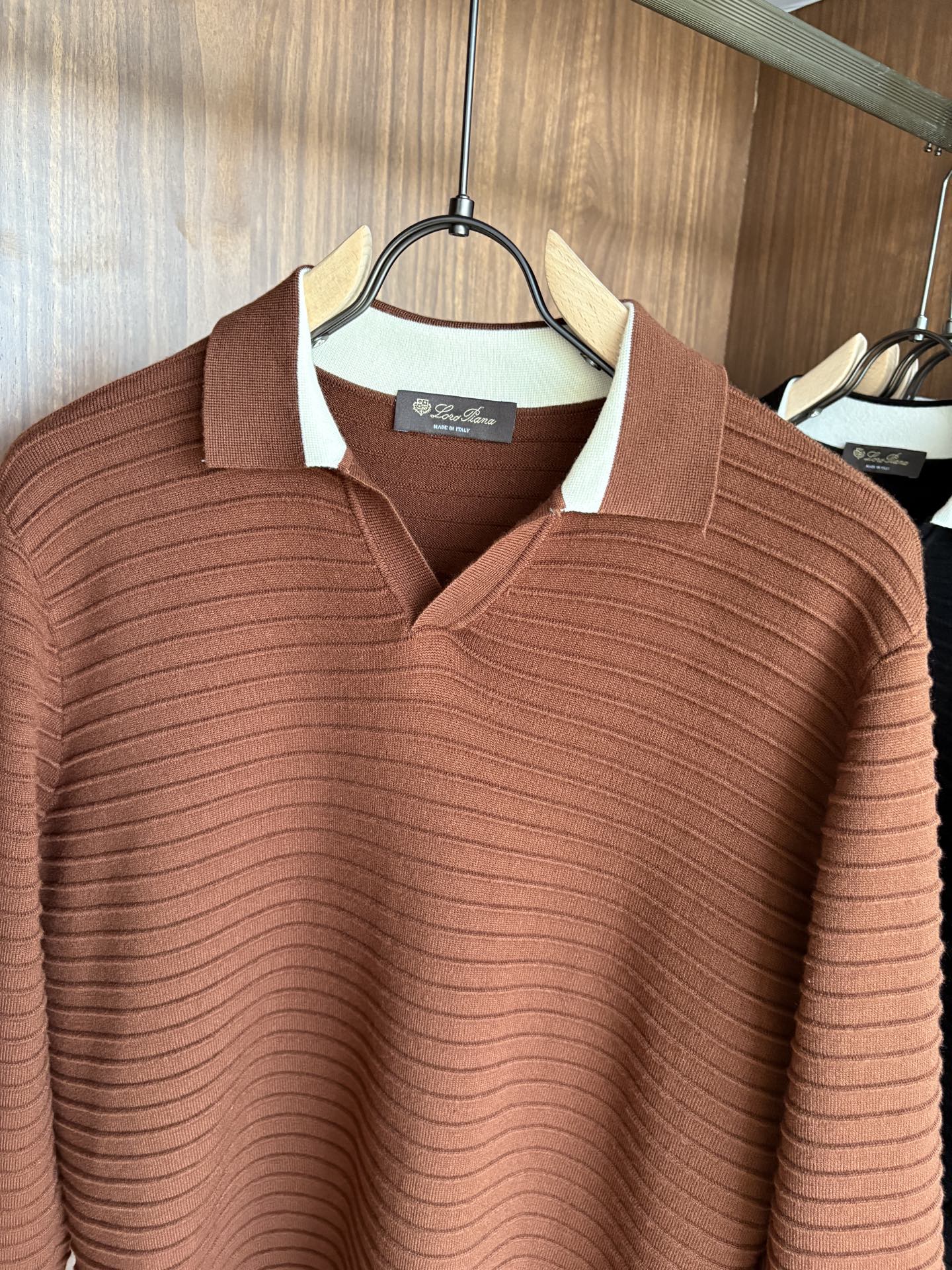 耗时王”菱形提花设计甄选超细优质纱线翻领短袖男士典藏款「耗时王」长袖针织奢雅工艺，触肤即高阶。• 匠心底