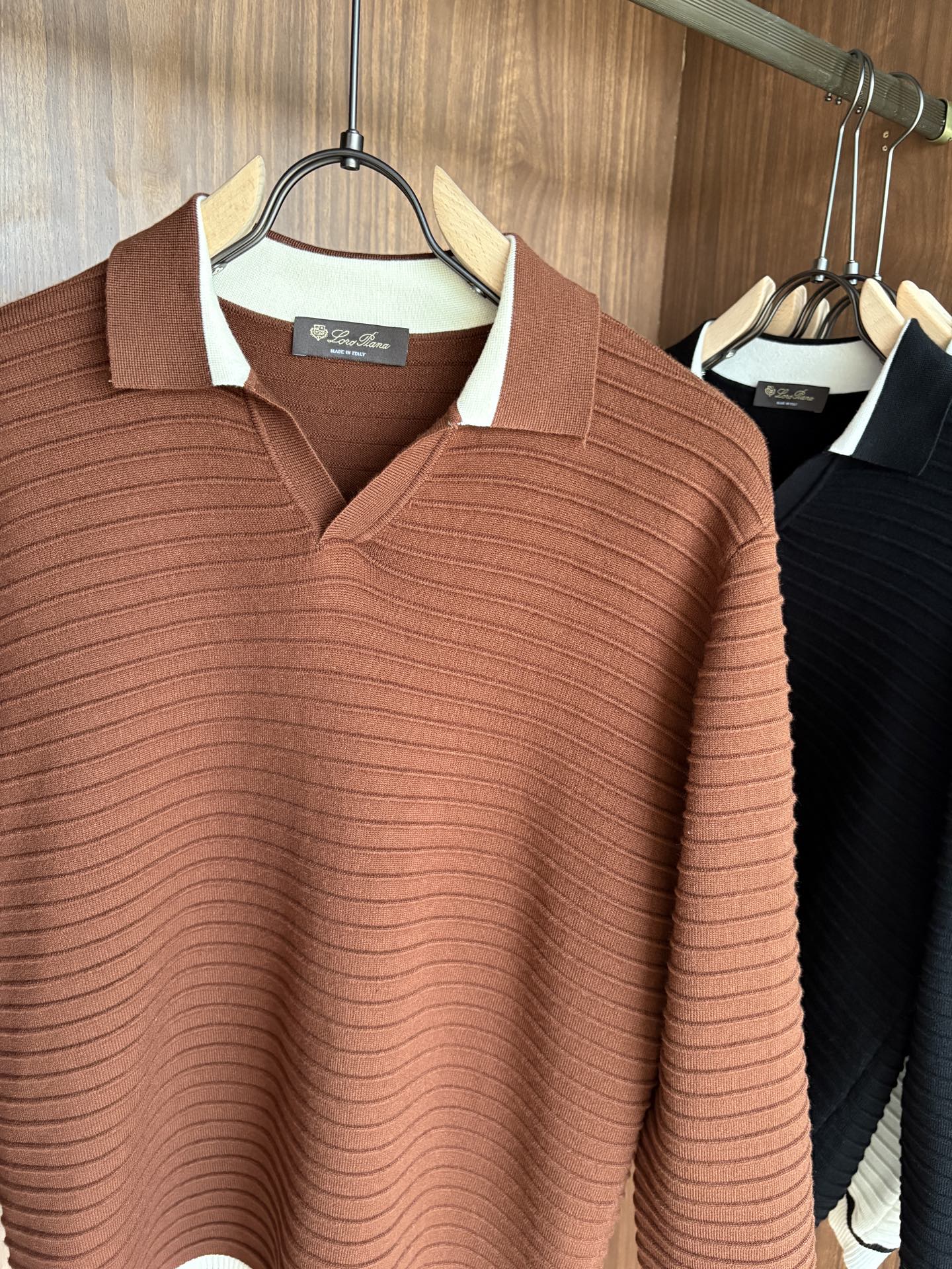 耗时王”菱形提花设计甄选超细优质纱线翻领短袖男士典藏款「耗时王」长袖针织奢雅工艺，触肤即高阶。• 匠心底