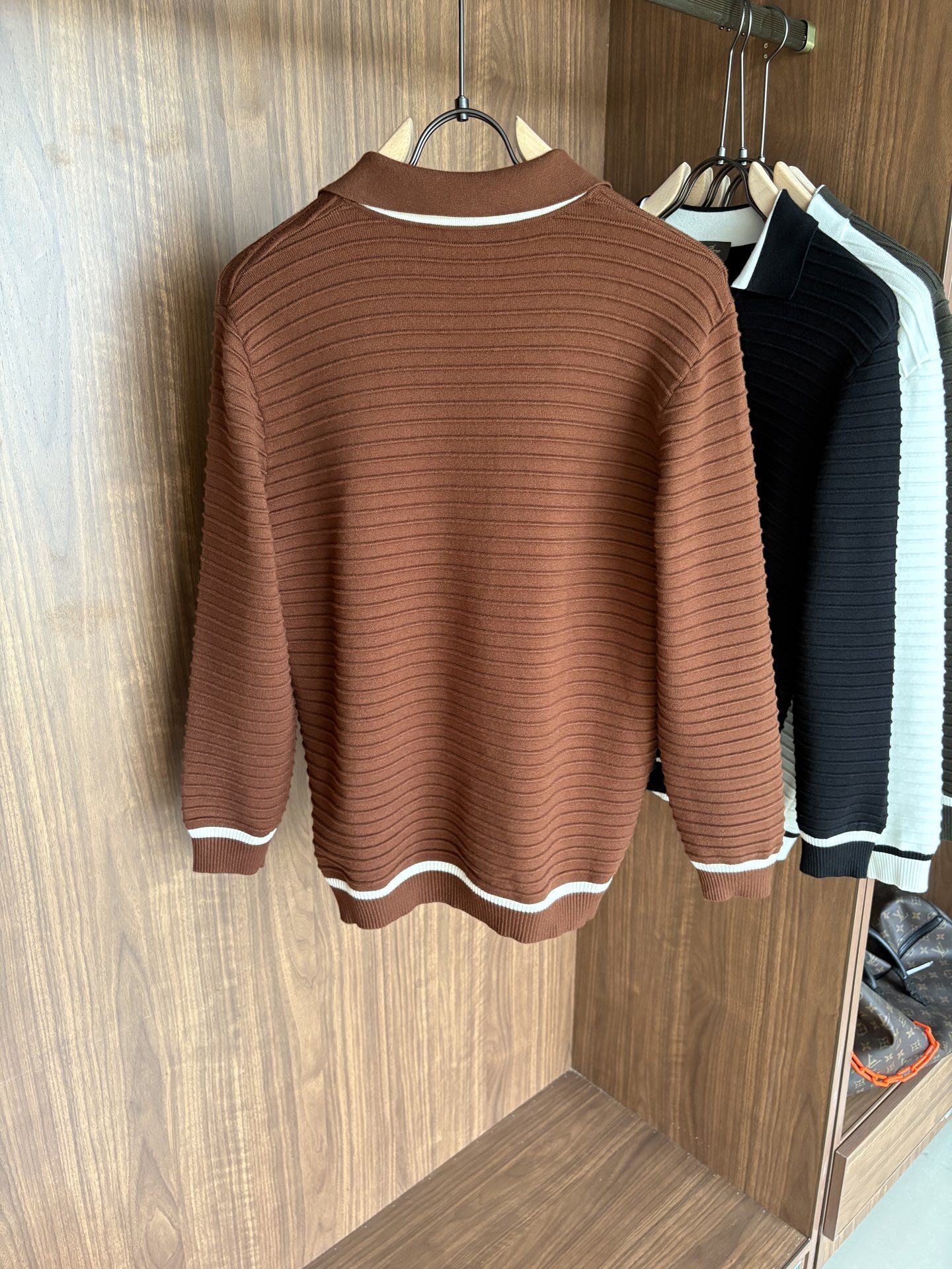 耗时王”菱形提花设计甄选超细优质纱线翻领短袖男士典藏款「耗时王」长袖针织奢雅工艺，触肤即高阶。• 匠心底