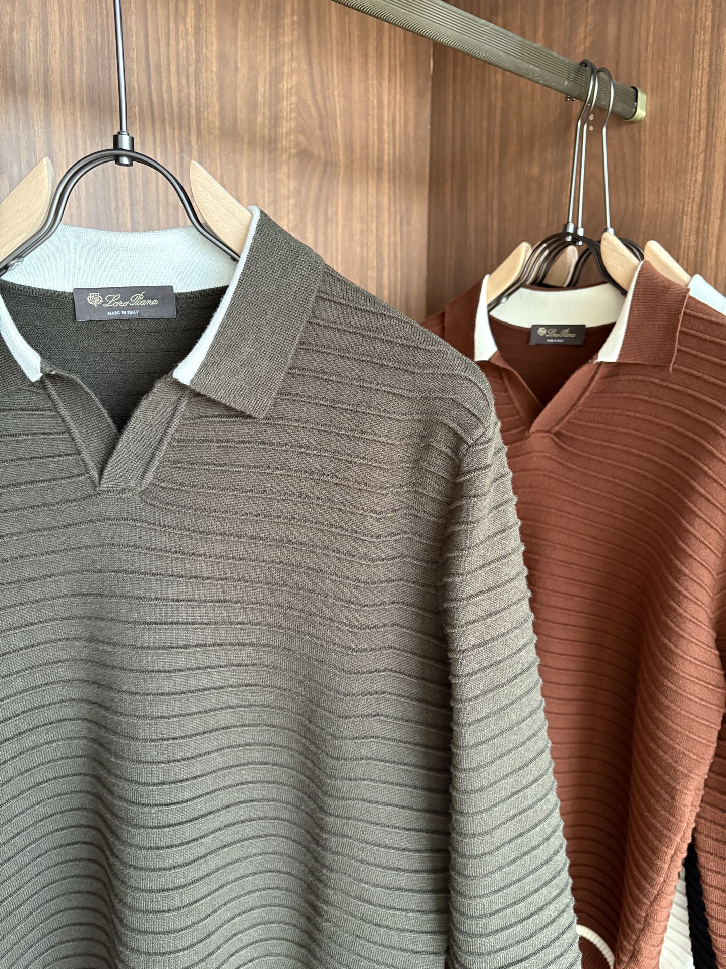 耗时王”菱形提花设计甄选超细优质纱线翻领短袖男士典藏款「耗时王」长袖针织奢雅工艺，触肤即高阶。• 匠心底