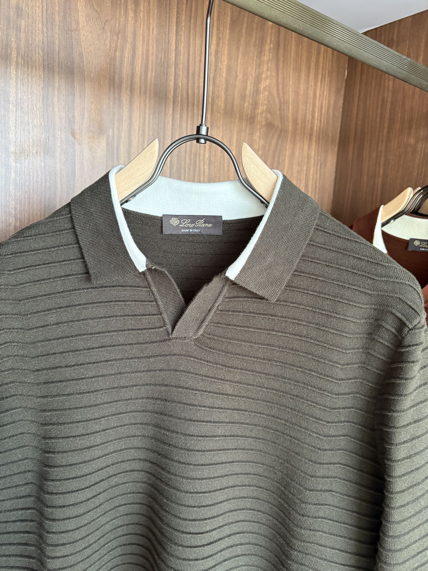 耗时王”菱形提花设计甄选超细优质纱线翻领短袖男士典藏款「耗时王」长袖针织奢雅工艺，触肤即高阶。• 匠心底