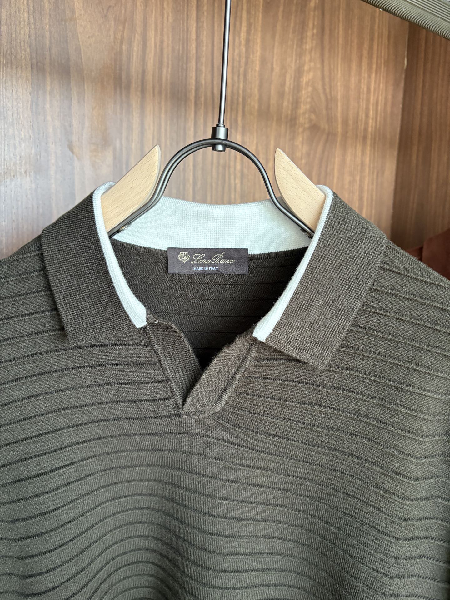 耗时王”菱形提花设计甄选超细优质纱线翻领短袖男士典藏款「耗时王」长袖针织奢雅工艺，触肤即高阶。• 匠心底