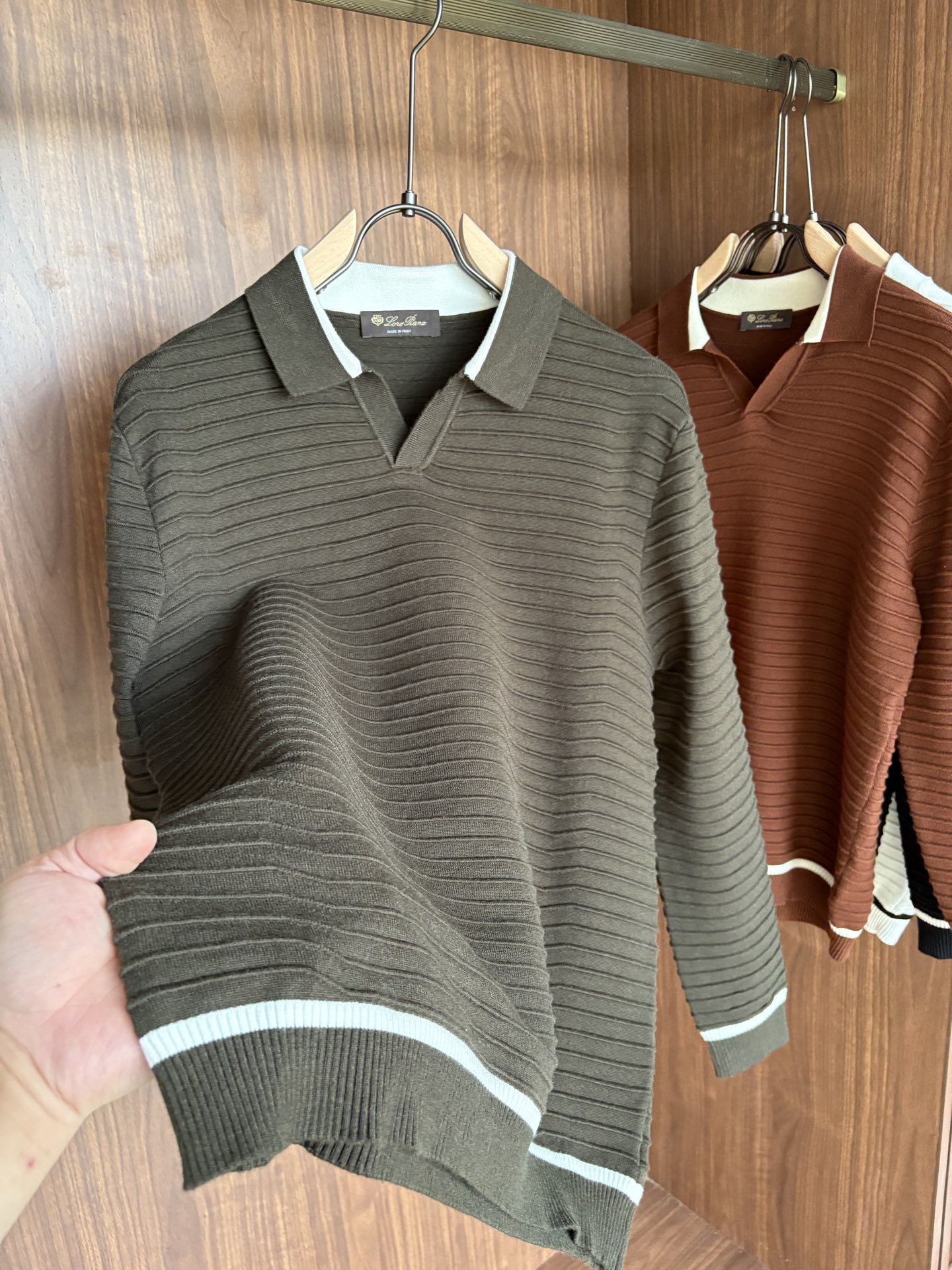 耗时王”菱形提花设计甄选超细优质纱线翻领短袖男士典藏款「耗时王」长袖针织奢雅工艺，触肤即高阶。• 匠心底