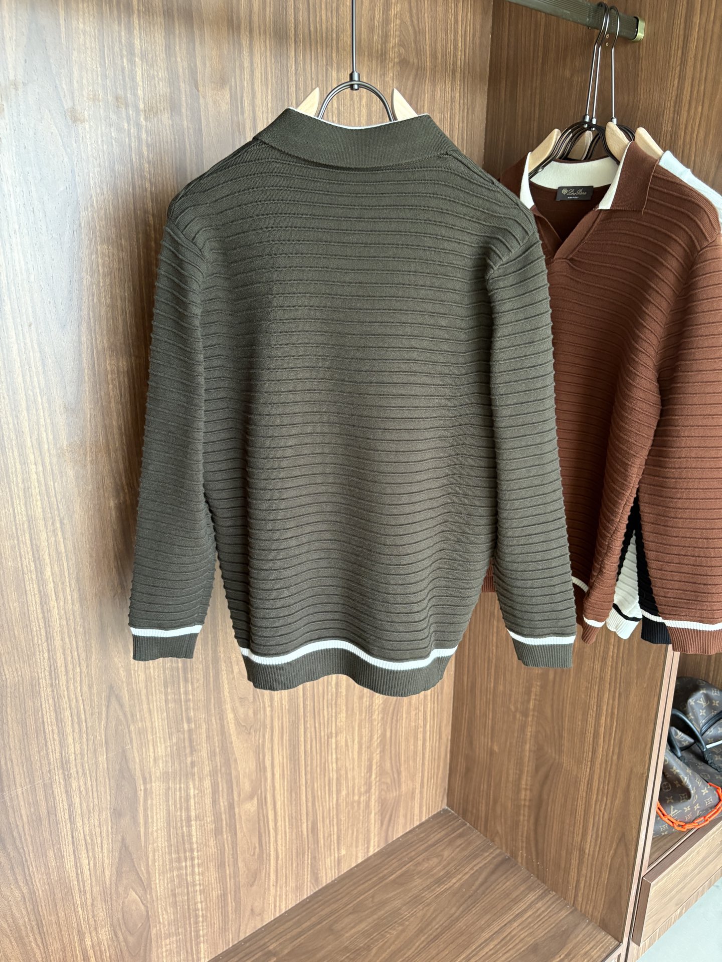 耗时王”菱形提花设计甄选超细优质纱线翻领短袖男士典藏款「耗时王」长袖针织奢雅工艺，触肤即高阶。• 匠心底