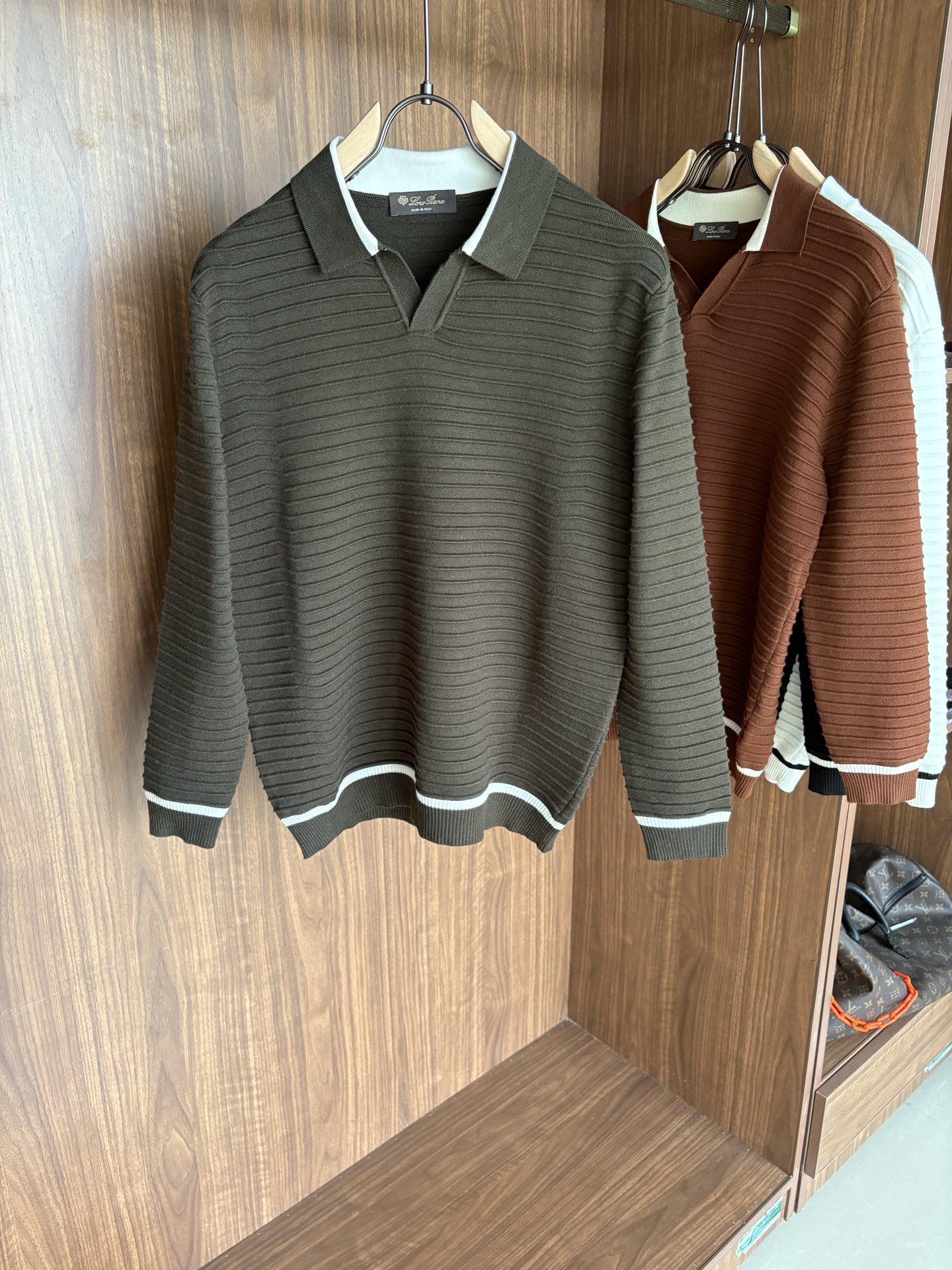 耗时王”菱形提花设计甄选超细优质纱线翻领短袖男士典藏款「耗时王」长袖针织奢雅工艺，触肤即高阶。• 匠心底