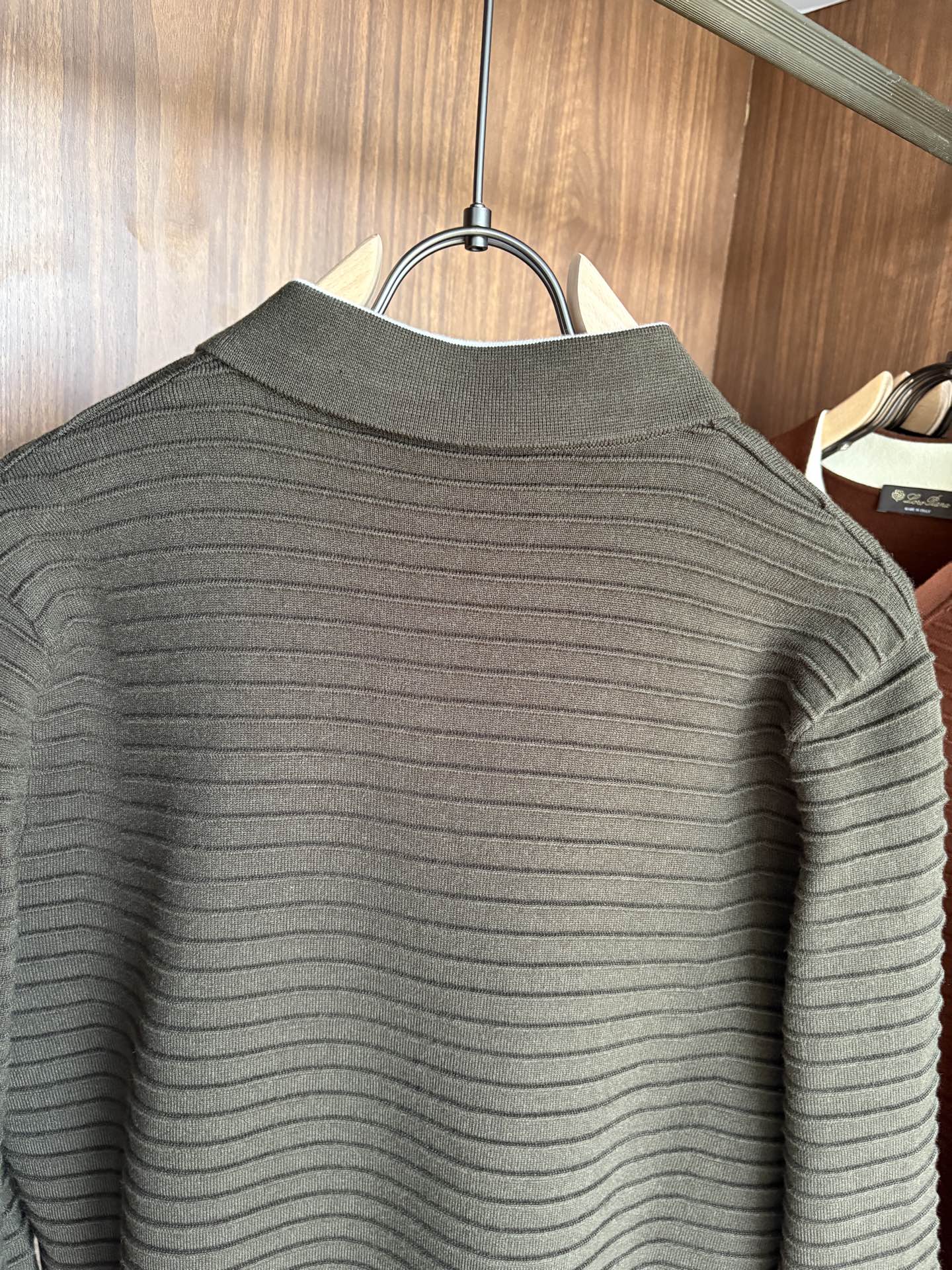 耗时王”菱形提花设计甄选超细优质纱线翻领短袖男士典藏款「耗时王」长袖针织奢雅工艺，触肤即高阶。• 匠心底