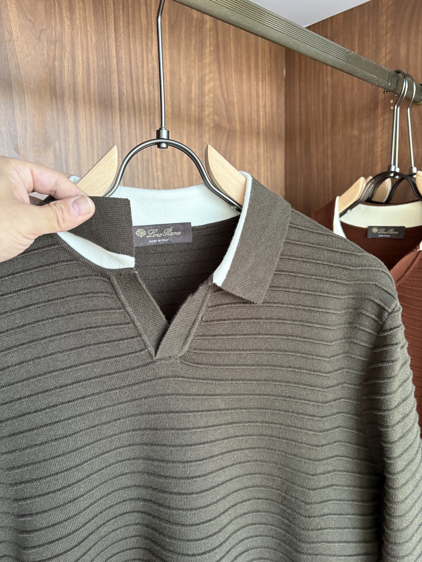 耗时王”菱形提花设计甄选超细优质纱线翻领短袖男士典藏款「耗时王」长袖针织奢雅工艺，触肤即高阶。• 匠心底