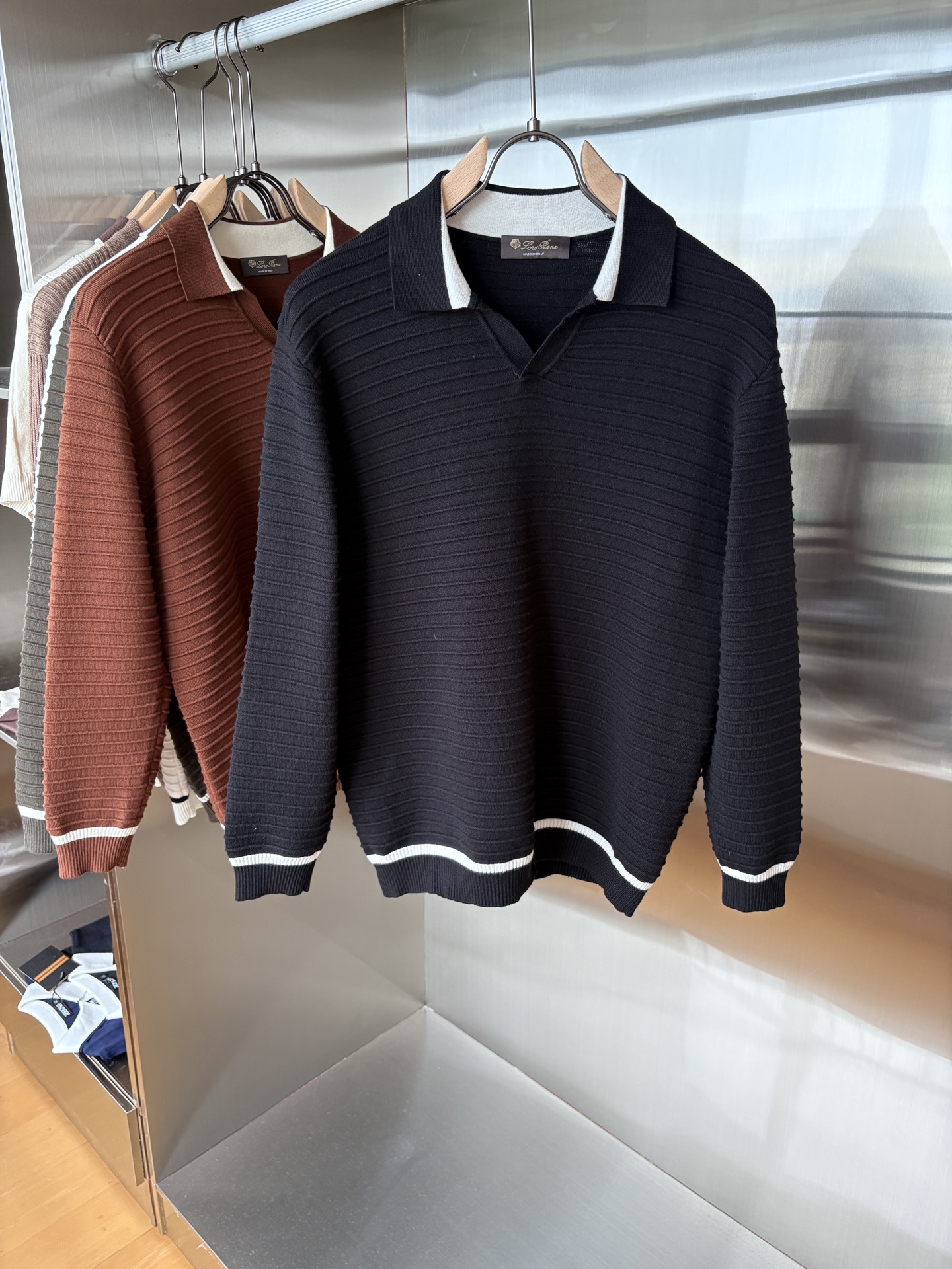 NO:512640,Time-consuming King' diamond jacquard design selects ultra-fine high-quality yarn lapel short-sleeved men's collection 'Time-consuming King' long-sleeved knitting and elegant craftsmanship, which touches the skin with high-end style. The ingenuity of diamond-shaped hollow jacquard is carved with three-dimensional diamond jacquard that takes months to carve, and the architectural aesthetic texture is weaving between warp and weft. The light and shadow penetrate through, and the gestures show low-key luxury. Classic lattice lapel long-sleeved design Simple lapel outlines neat lines, short-sleeved cut is suitable for multiple scenes - the layered suits during business meetings show elegance, casual wear reveals gentleman's taste, and the collection style never fades. The ultimate quality testimony of details Precision turning ensures that the seams are flat, the bone position is reinforced and durable and does not deform; the neckline threads have been washed and tested, and they are still as crisp as new as they wear for a long time, and every detail is a testimony of 'time-consuming'.  Code number M-3XL, T-shirt, business suit, alexander wang19860909耗时王”菱形提花设计甄选超细优质纱线翻领短袖男士典藏款「耗时王」长袖针织奢雅工艺,触肤即高阶. 匠心底蕴菱形镂空提花 耗时数月雕琢的立体菱形提花,经纬间织就建筑美学肌理,光影穿透时显隐交错,举手投足尽展低调奢华. 经典型格翻领长袖设计 简约翻领勾勒利落线条,短袖剪裁适配多场景——商务会晤时叠搭西装显儒雅,休闲时光单穿流露绅士品味,典藏款型永不褪色. 细节至臻品质见证 精密车工确保接缝平整,骨位加固耐穿不变形；领口螺纹经水洗测试,久穿仍挺括如新,每一处细节皆为「耗时」证言. 码数M-3XL,,T-shirt,business suit,alexander wang,Men's clothing