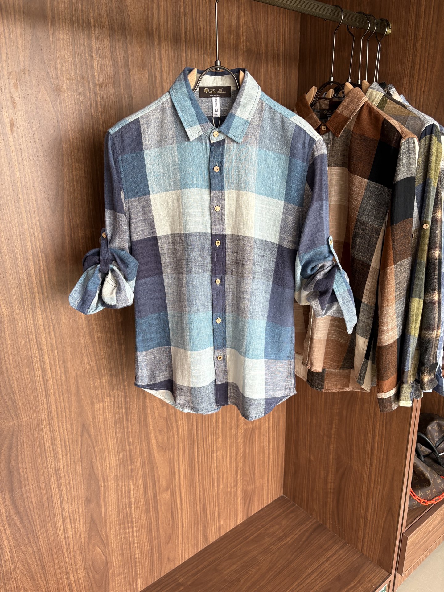 L男士长袖男装界的天花板，这款翻领麻料衫短袖精准到每一针的细腻工艺，完全区别于普通面料裁剪。线条流畅，版