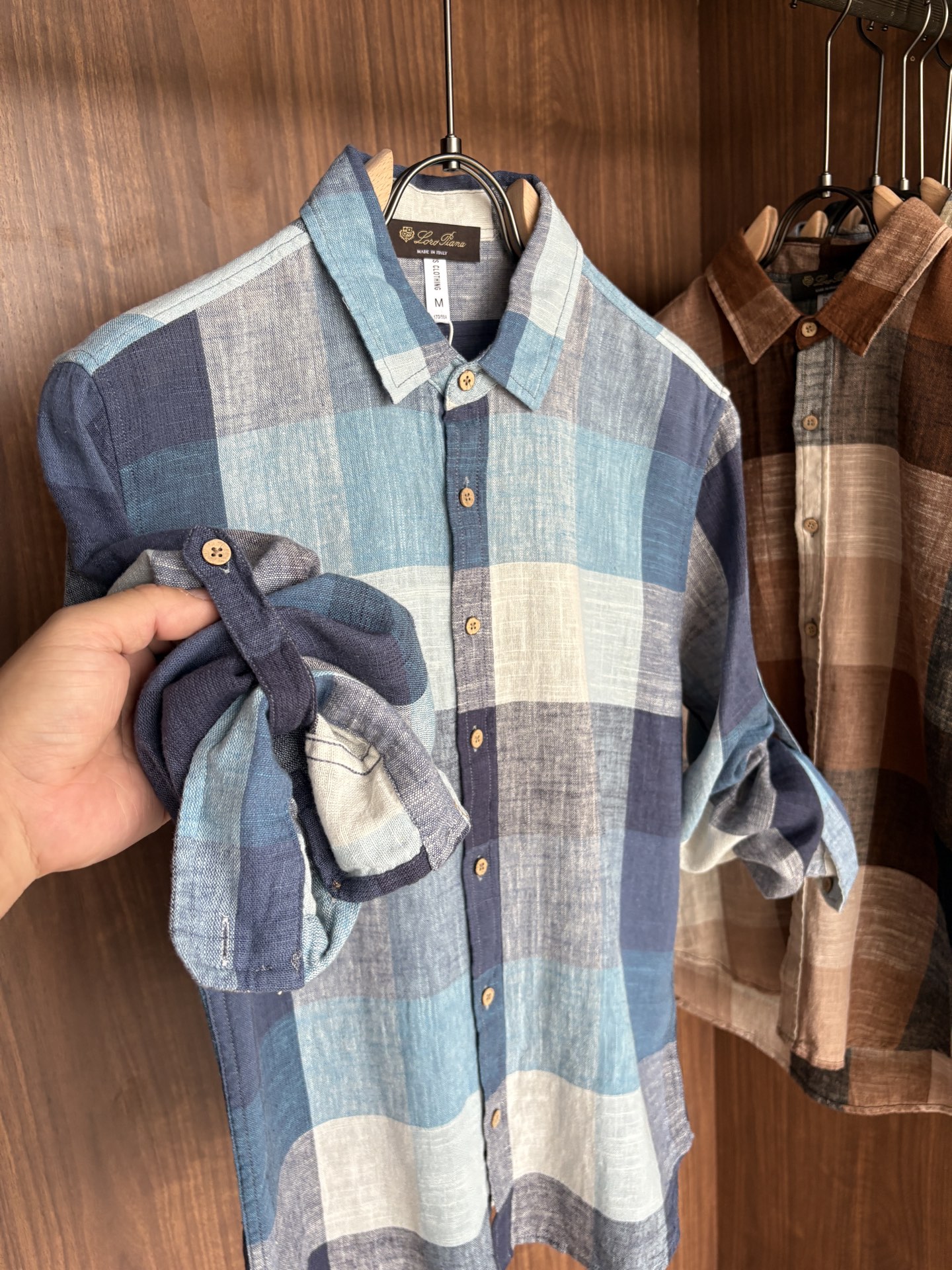 L男士长袖男装界的天花板，这款翻领麻料衫短袖精准到每一针的细腻工艺，完全区别于普通面料裁剪。线条流畅，版