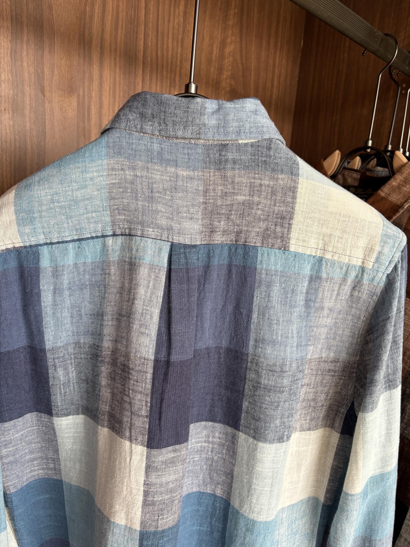 L男士长袖男装界的天花板，这款翻领麻料衫短袖精准到每一针的细腻工艺，完全区别于普通面料裁剪。线条流畅，版