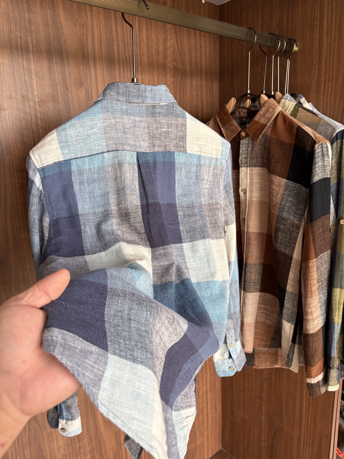 L男士长袖男装界的天花板，这款翻领麻料衫短袖精准到每一针的细腻工艺，完全区别于普通面料裁剪。线条流畅，版