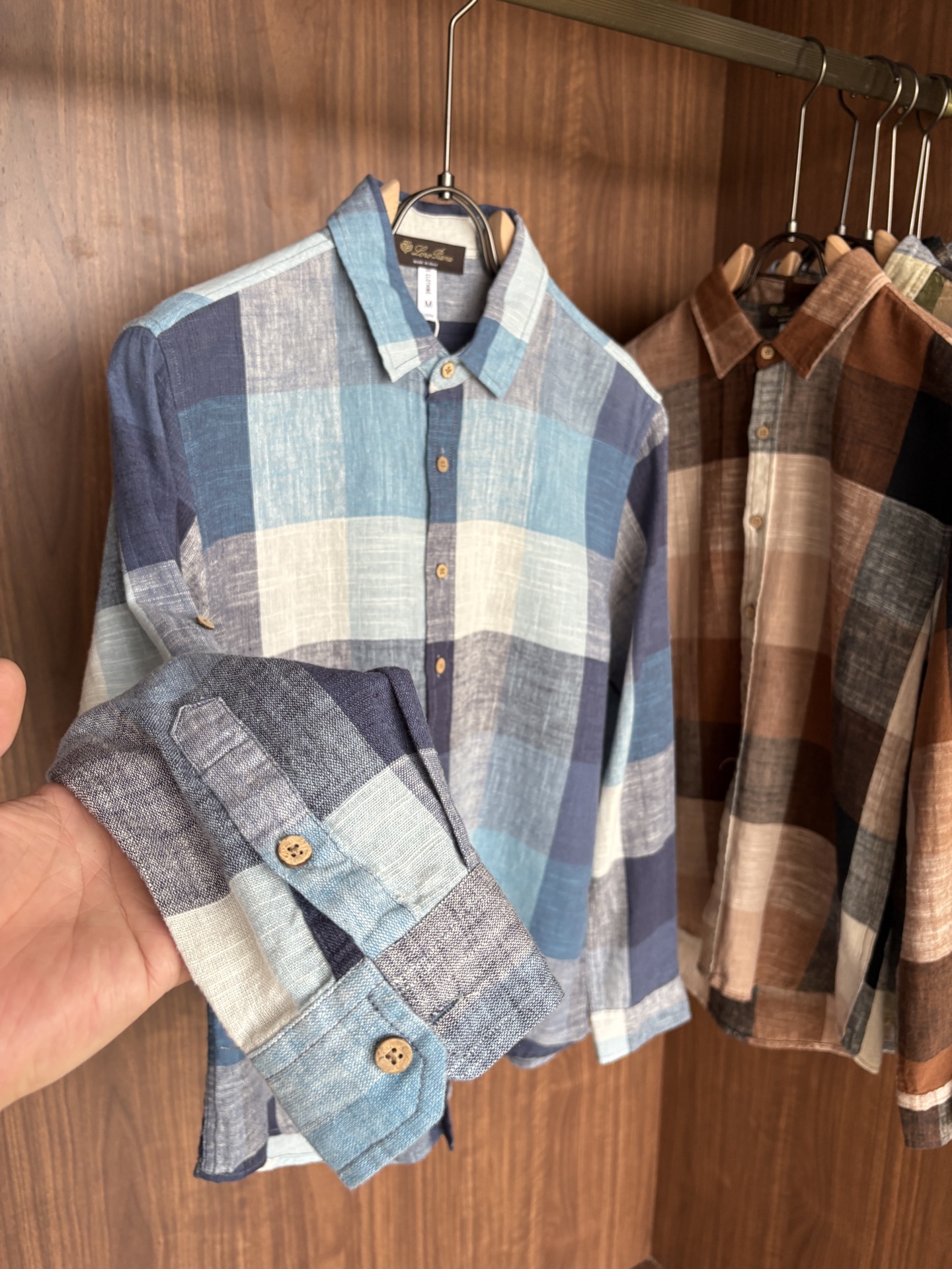 L男士长袖男装界的天花板，这款翻领麻料衫短袖精准到每一针的细腻工艺，完全区别于普通面料裁剪。线条流畅，版