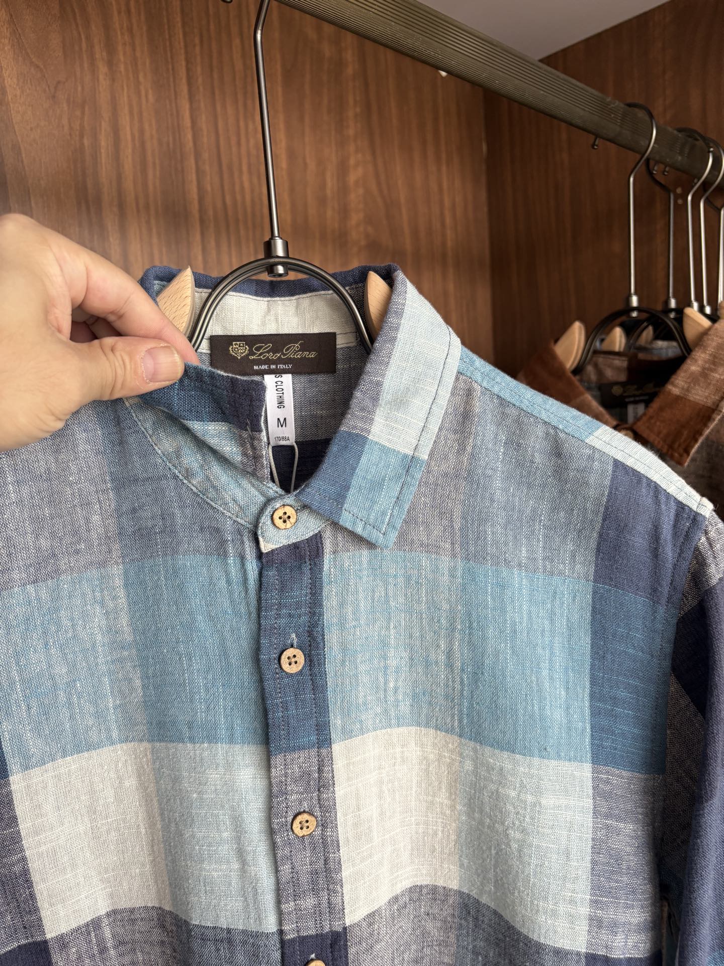 L男士长袖男装界的天花板，这款翻领麻料衫短袖精准到每一针的细腻工艺，完全区别于普通面料裁剪。线条流畅，版