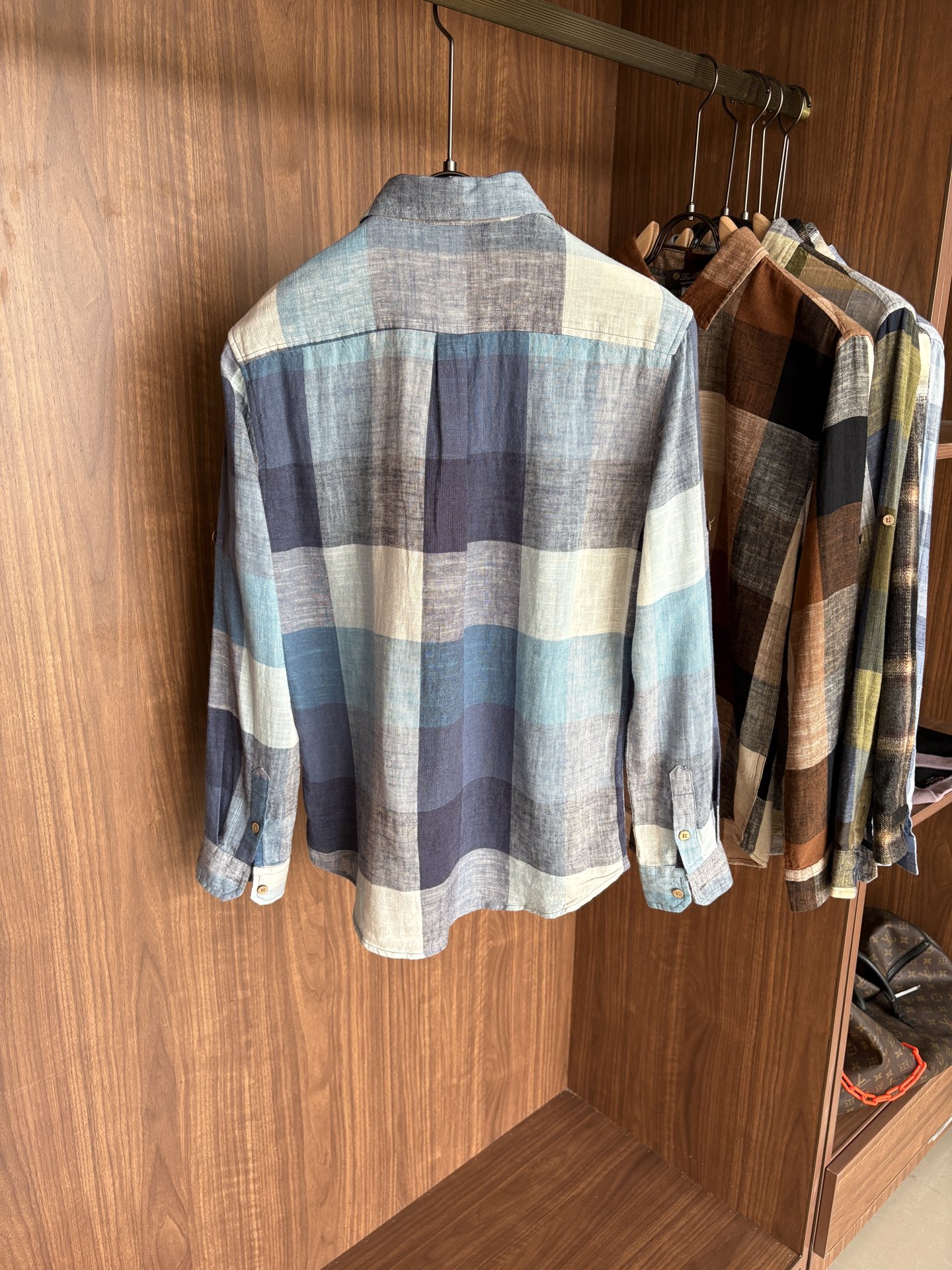 L男士长袖男装界的天花板，这款翻领麻料衫短袖精准到每一针的细腻工艺，完全区别于普通面料裁剪。线条流畅，版