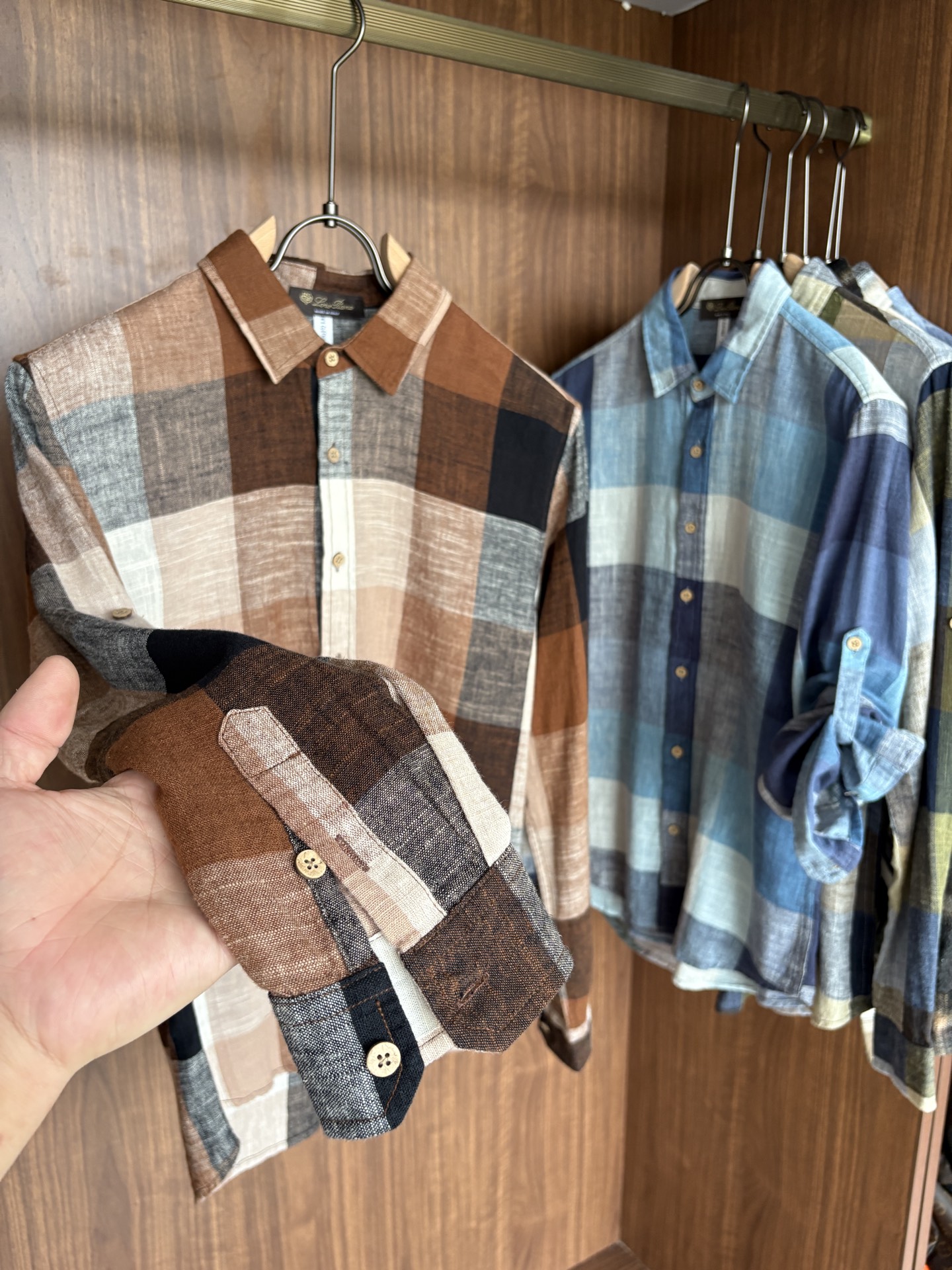 L男士长袖男装界的天花板，这款翻领麻料衫短袖精准到每一针的细腻工艺，完全区别于普通面料裁剪。线条流畅，版