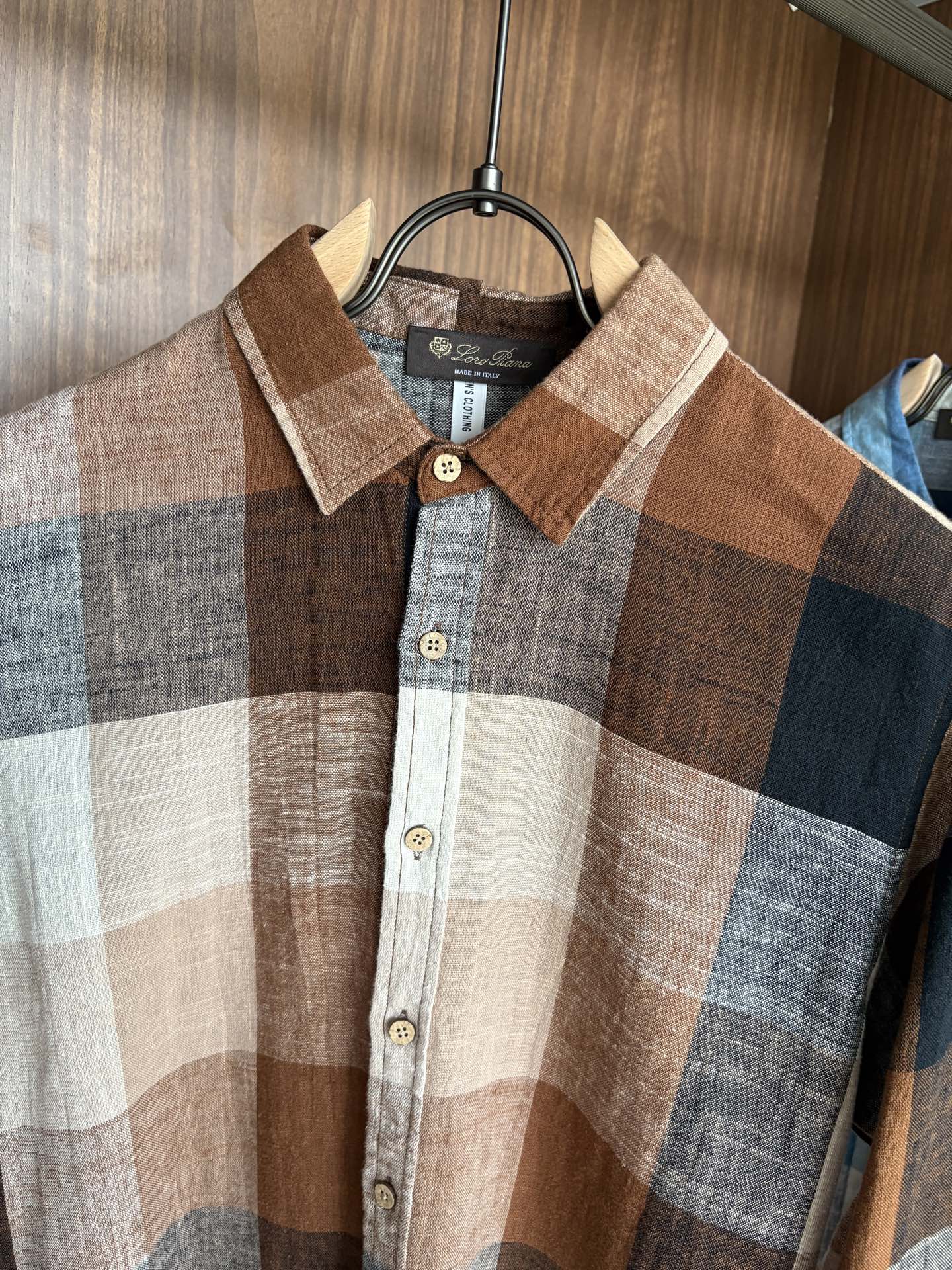 L男士长袖男装界的天花板，这款翻领麻料衫短袖精准到每一针的细腻工艺，完全区别于普通面料裁剪。线条流畅，版