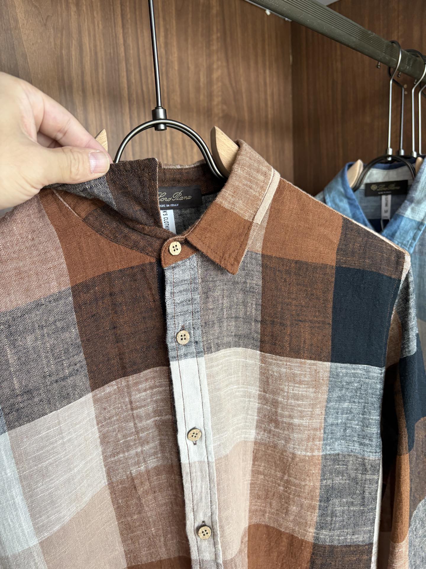 L男士长袖男装界的天花板，这款翻领麻料衫短袖精准到每一针的细腻工艺，完全区别于普通面料裁剪。线条流畅，版