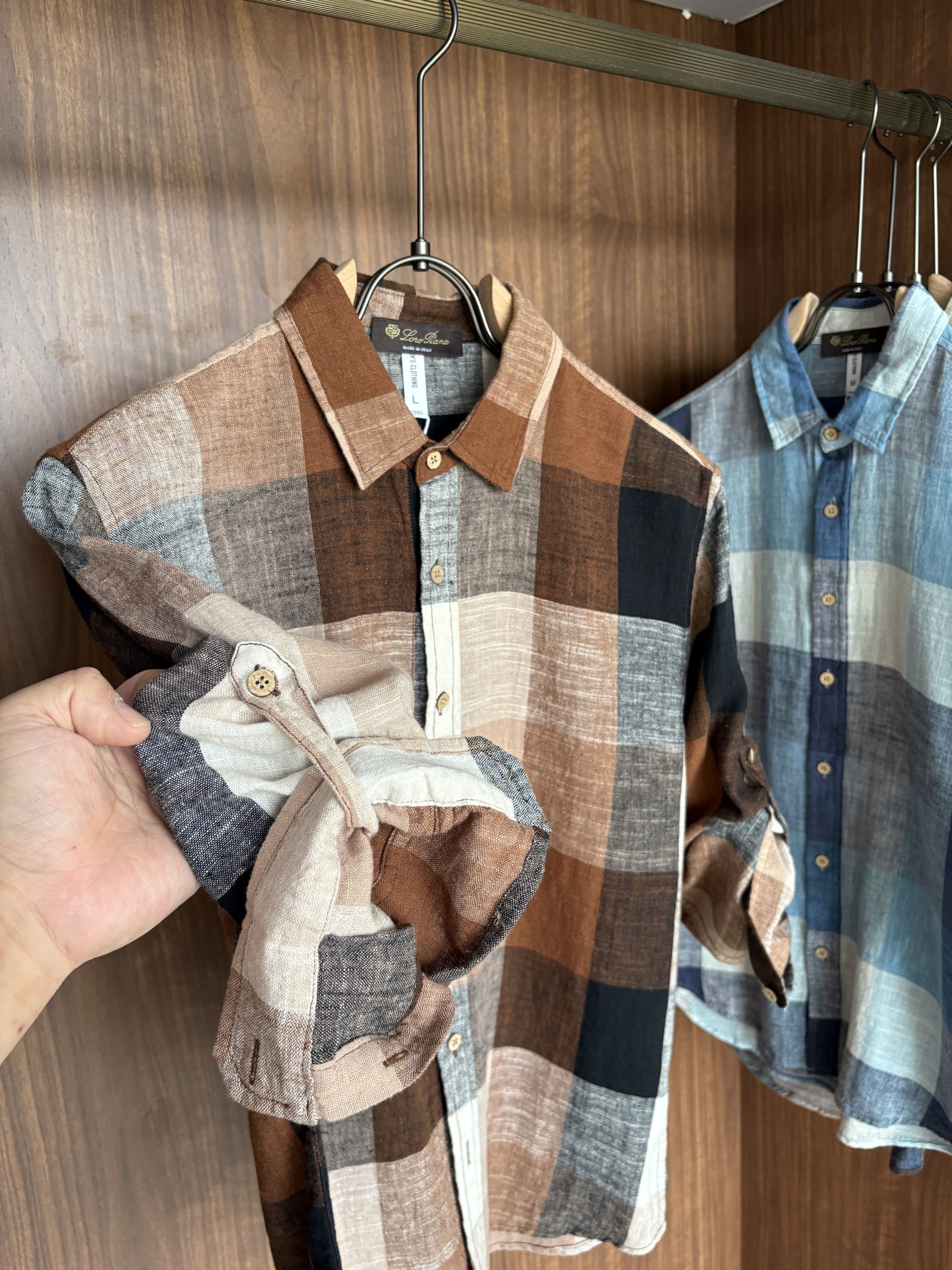 L男士长袖男装界的天花板，这款翻领麻料衫短袖精准到每一针的细腻工艺，完全区别于普通面料裁剪。线条流畅，版