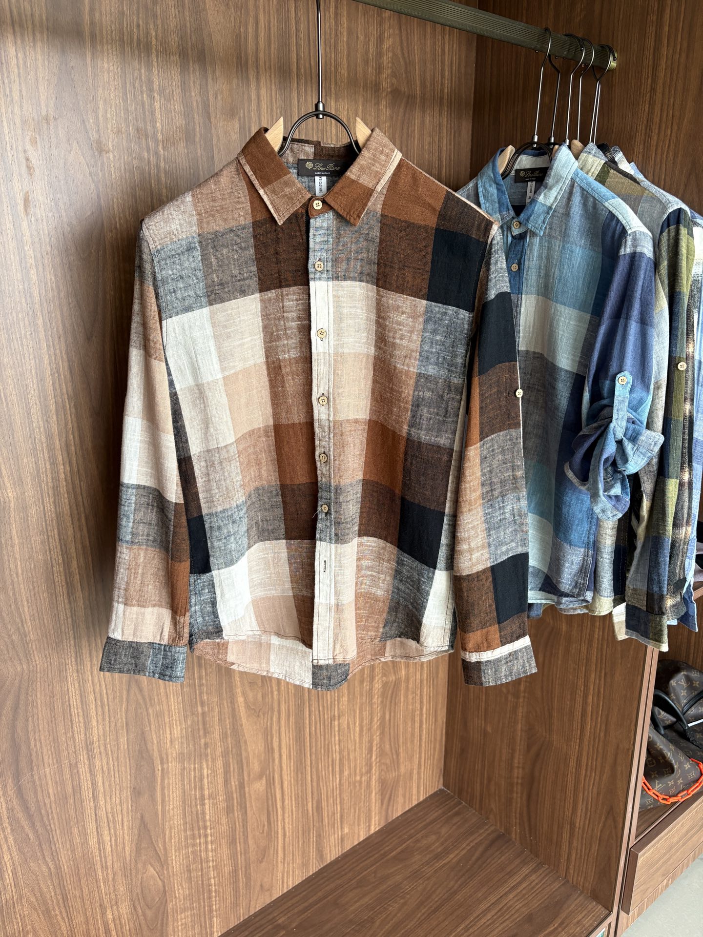 L男士长袖男装界的天花板，这款翻领麻料衫短袖精准到每一针的细腻工艺，完全区别于普通面料裁剪。线条流畅，版