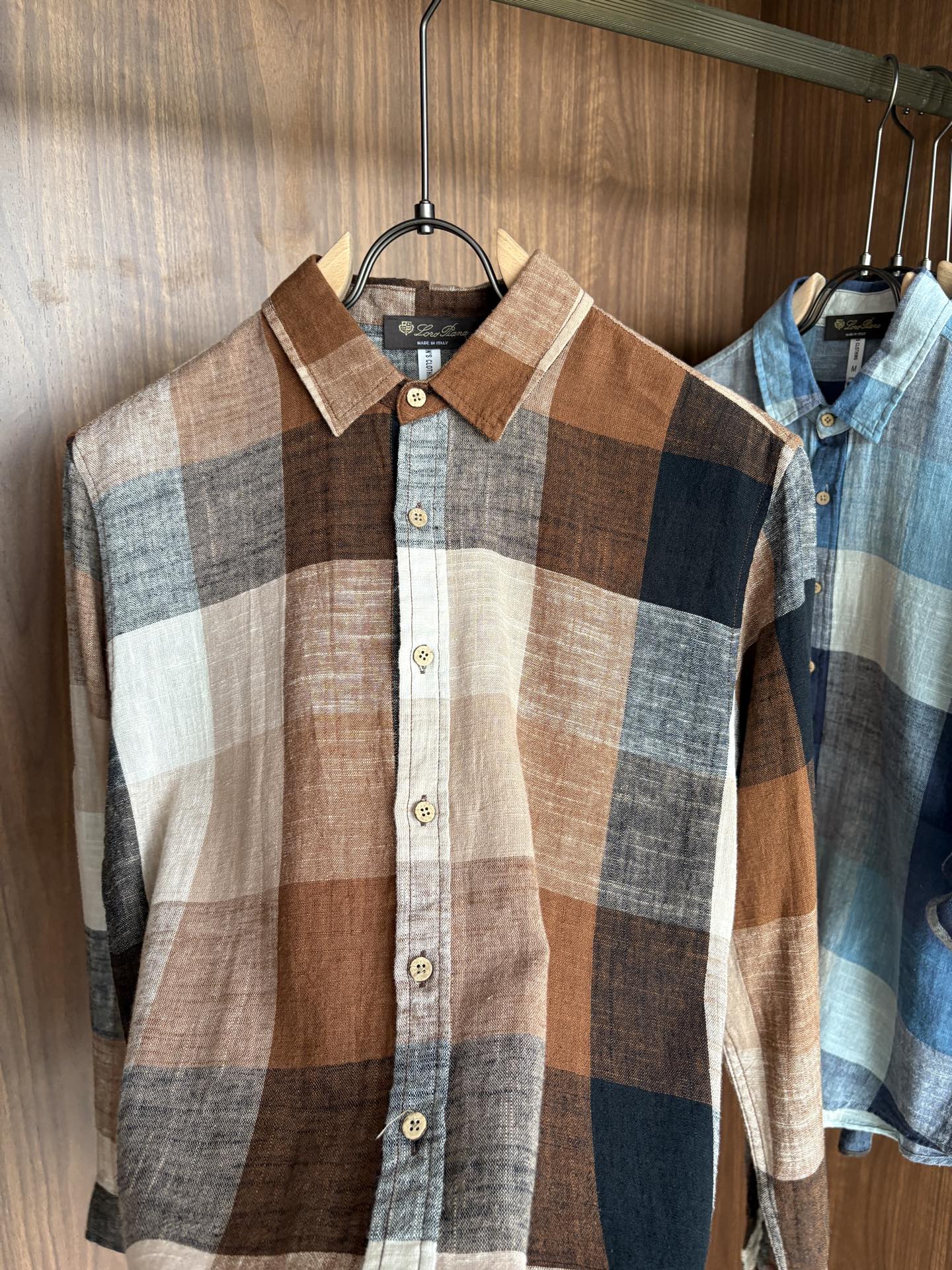 L男士长袖男装界的天花板，这款翻领麻料衫短袖精准到每一针的细腻工艺，完全区别于普通面料裁剪。线条流畅，版