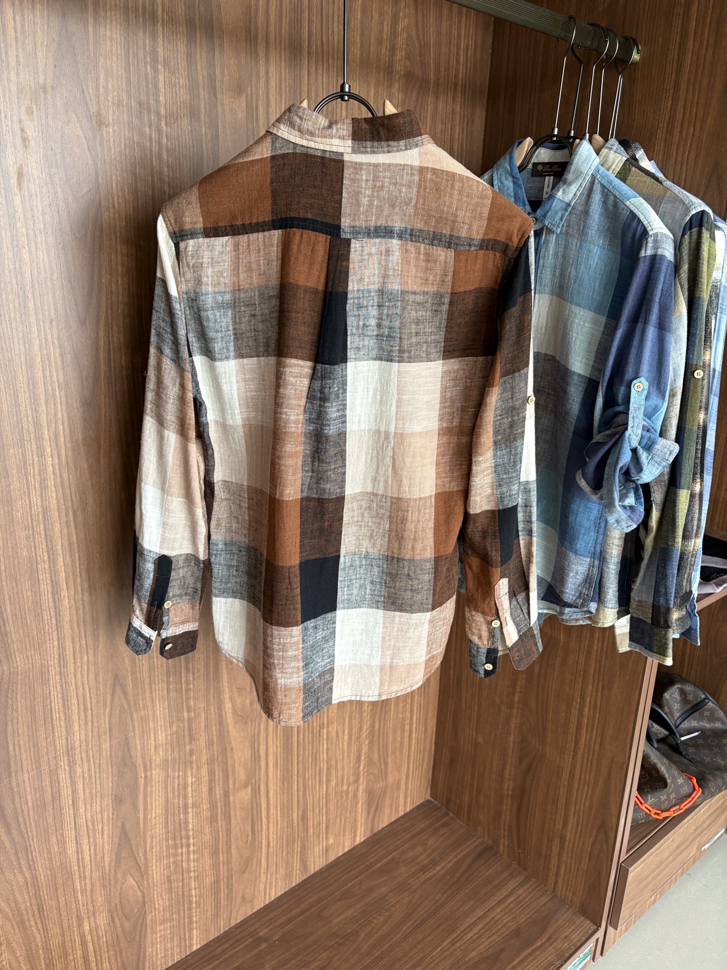 L男士长袖男装界的天花板，这款翻领麻料衫短袖精准到每一针的细腻工艺，完全区别于普通面料裁剪。线条流畅，版