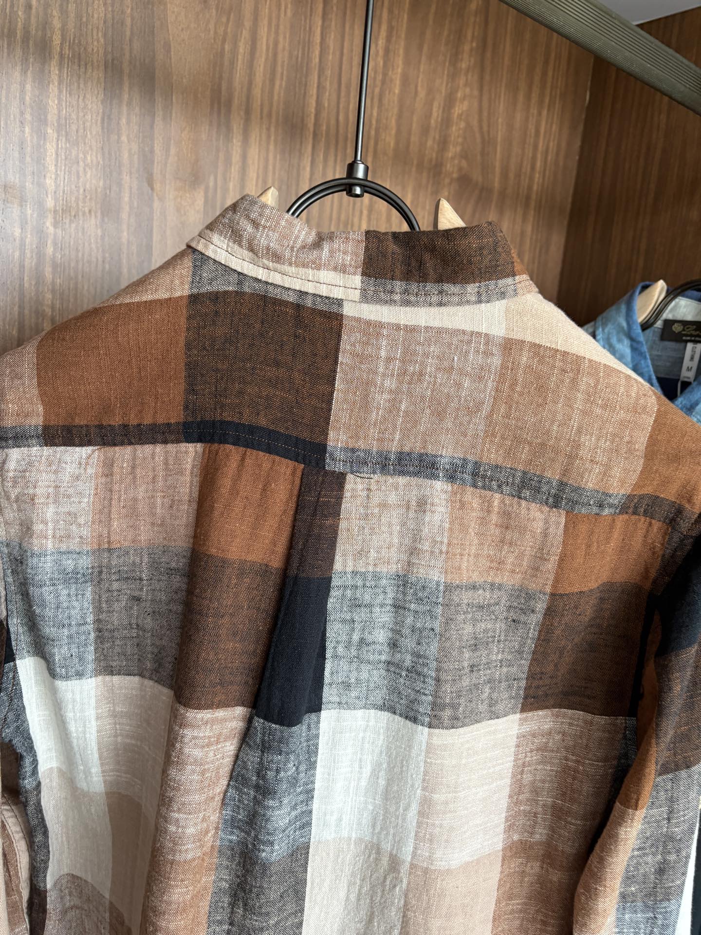 L男士长袖男装界的天花板，这款翻领麻料衫短袖精准到每一针的细腻工艺，完全区别于普通面料裁剪。线条流畅，版