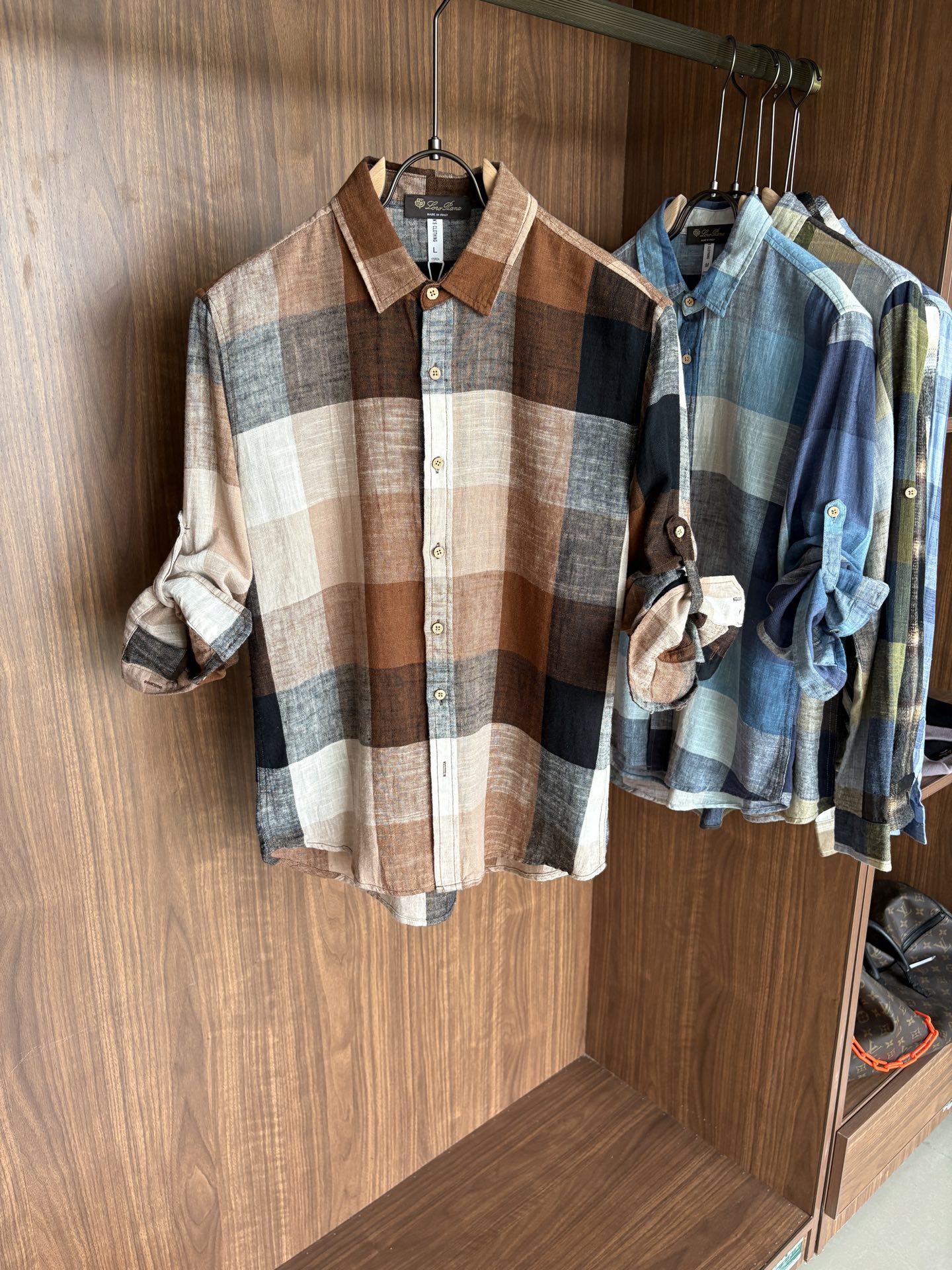 L男士长袖男装界的天花板，这款翻领麻料衫短袖精准到每一针的细腻工艺，完全区别于普通面料裁剪。线条流畅，版