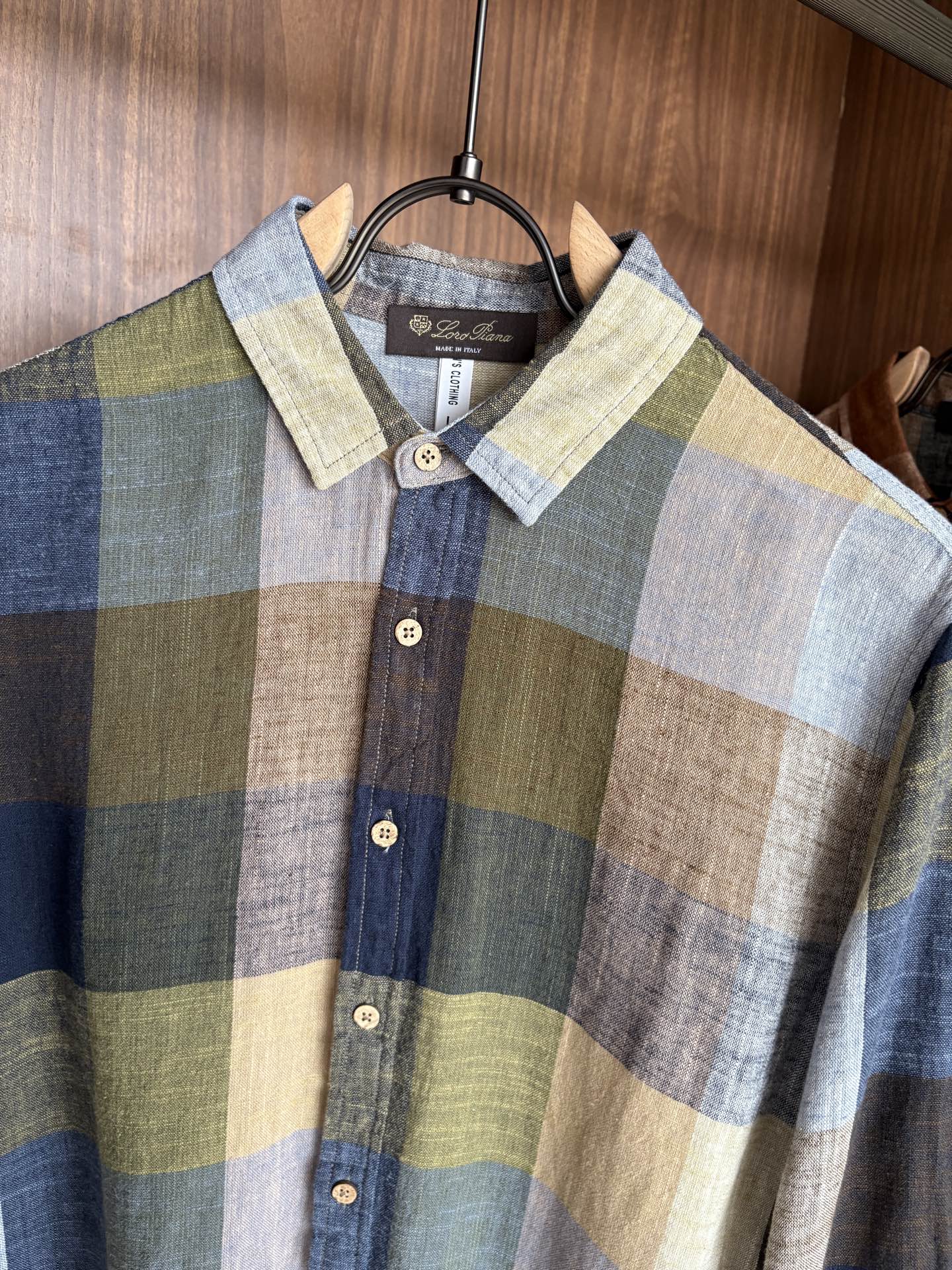 L男士长袖男装界的天花板，这款翻领麻料衫短袖精准到每一针的细腻工艺，完全区别于普通面料裁剪。线条流畅，版