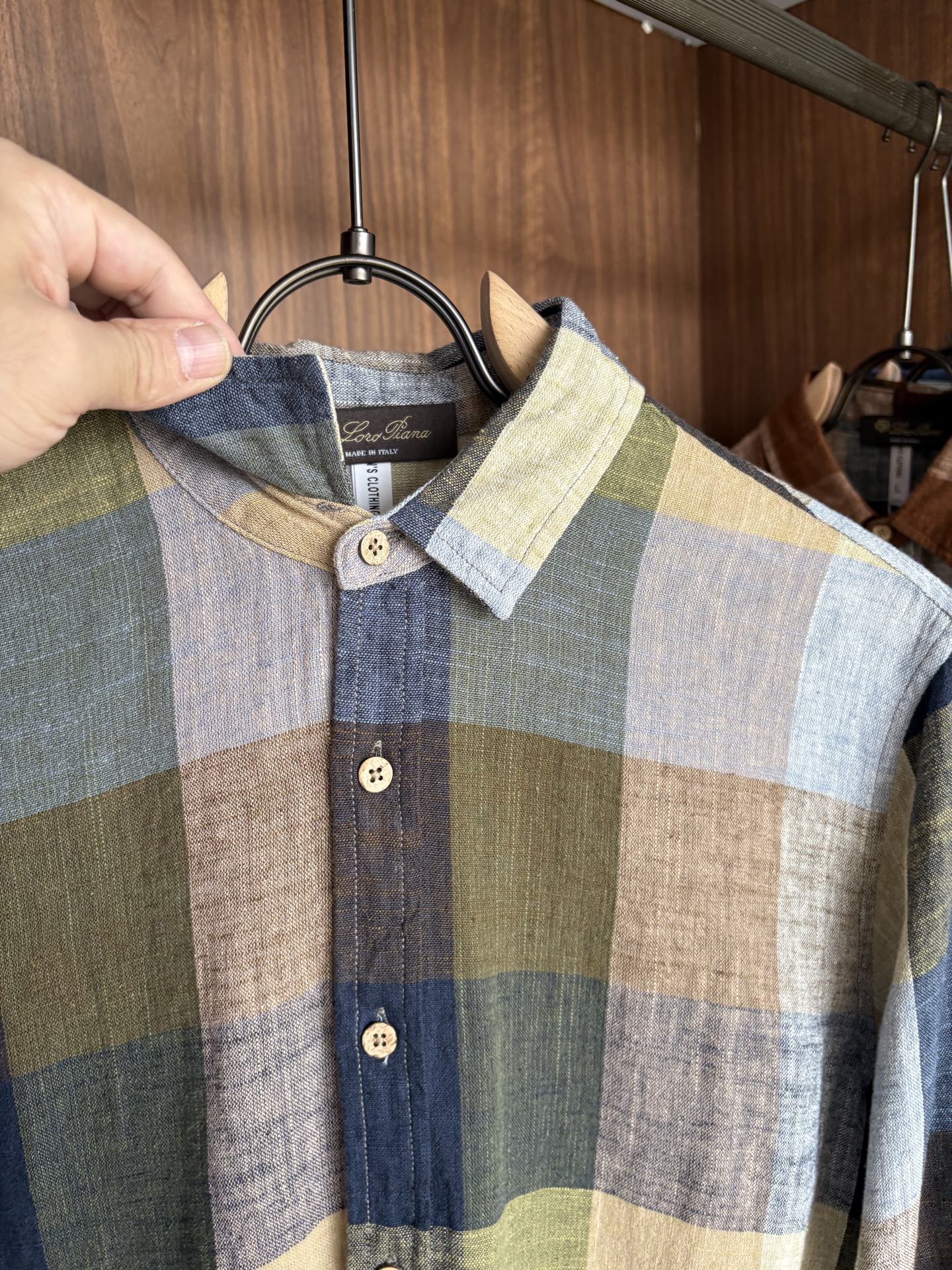 L男士长袖男装界的天花板，这款翻领麻料衫短袖精准到每一针的细腻工艺，完全区别于普通面料裁剪。线条流畅，版