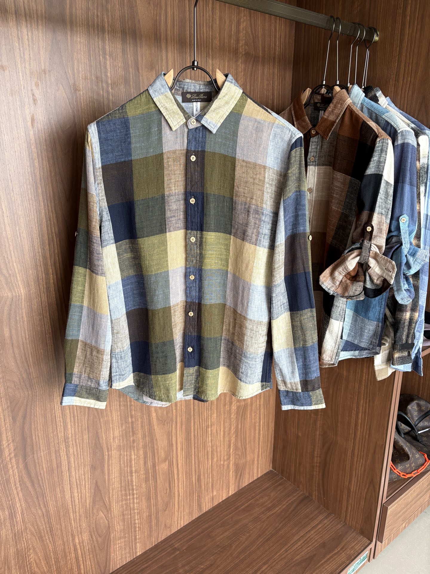 L男士长袖男装界的天花板，这款翻领麻料衫短袖精准到每一针的细腻工艺，完全区别于普通面料裁剪。线条流畅，版