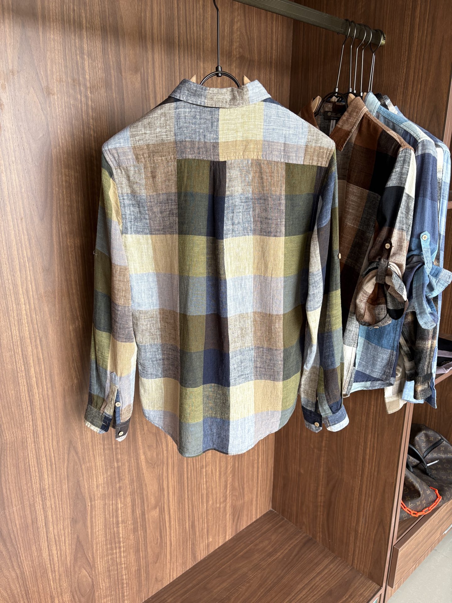 L男士长袖男装界的天花板，这款翻领麻料衫短袖精准到每一针的细腻工艺，完全区别于普通面料裁剪。线条流畅，版